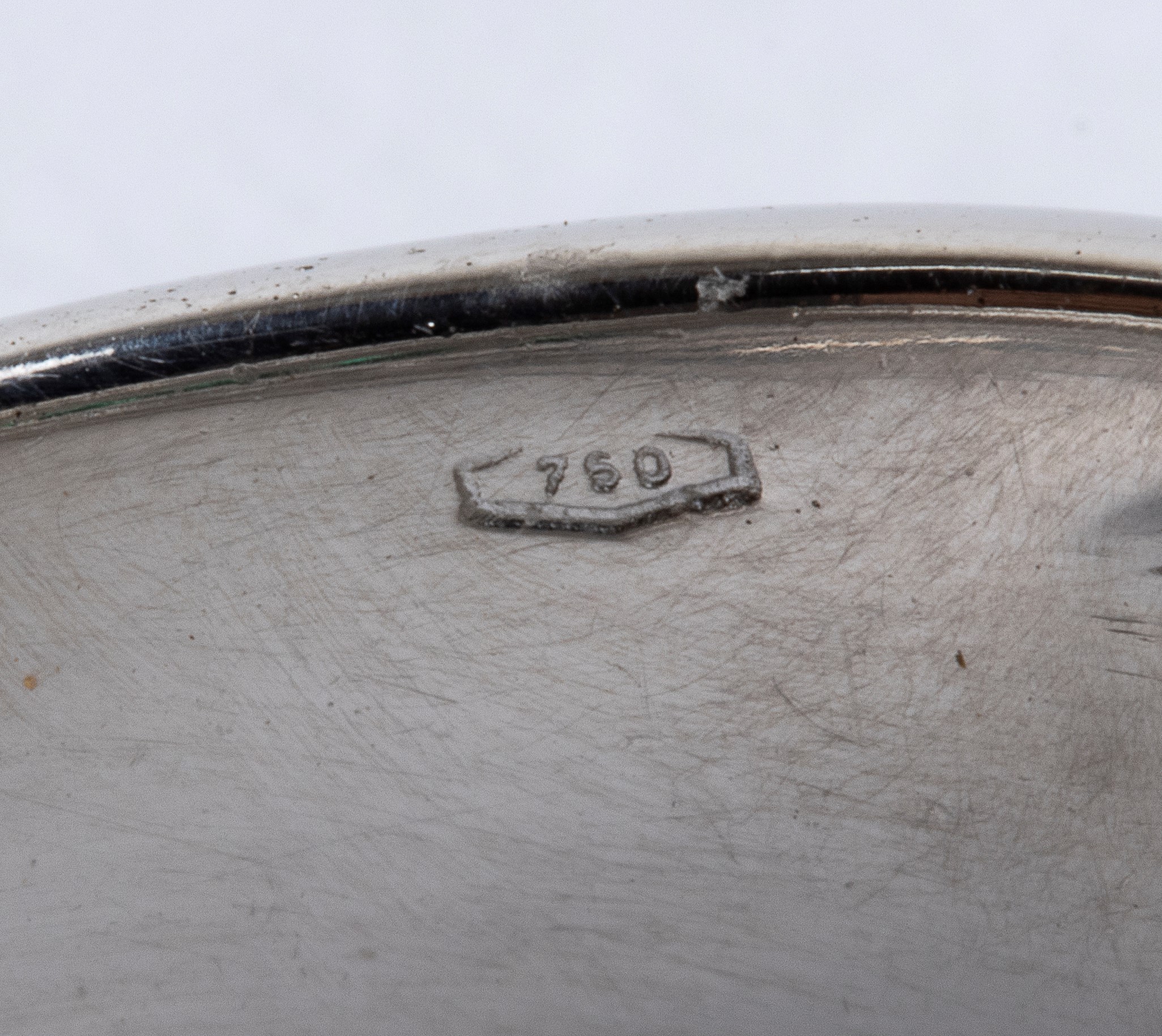 Anello a fascia in oro con diamanti e smeraldi