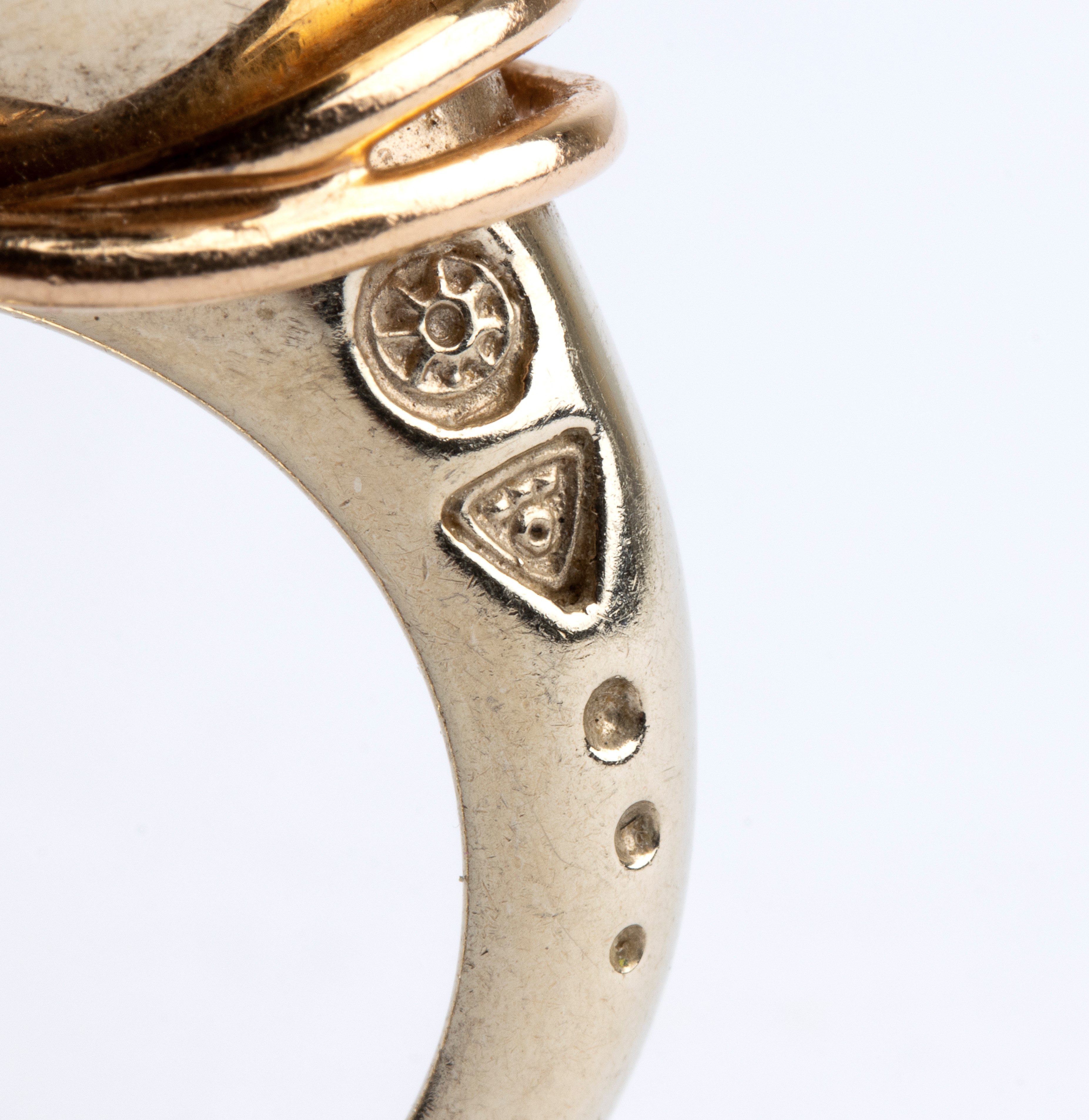 Anello in oro, diamanti, tsavorrite e zaffiri