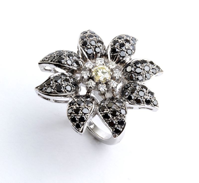 Anello in oro bianco 18K con diamanti e zaffiri, a forma di fiore
