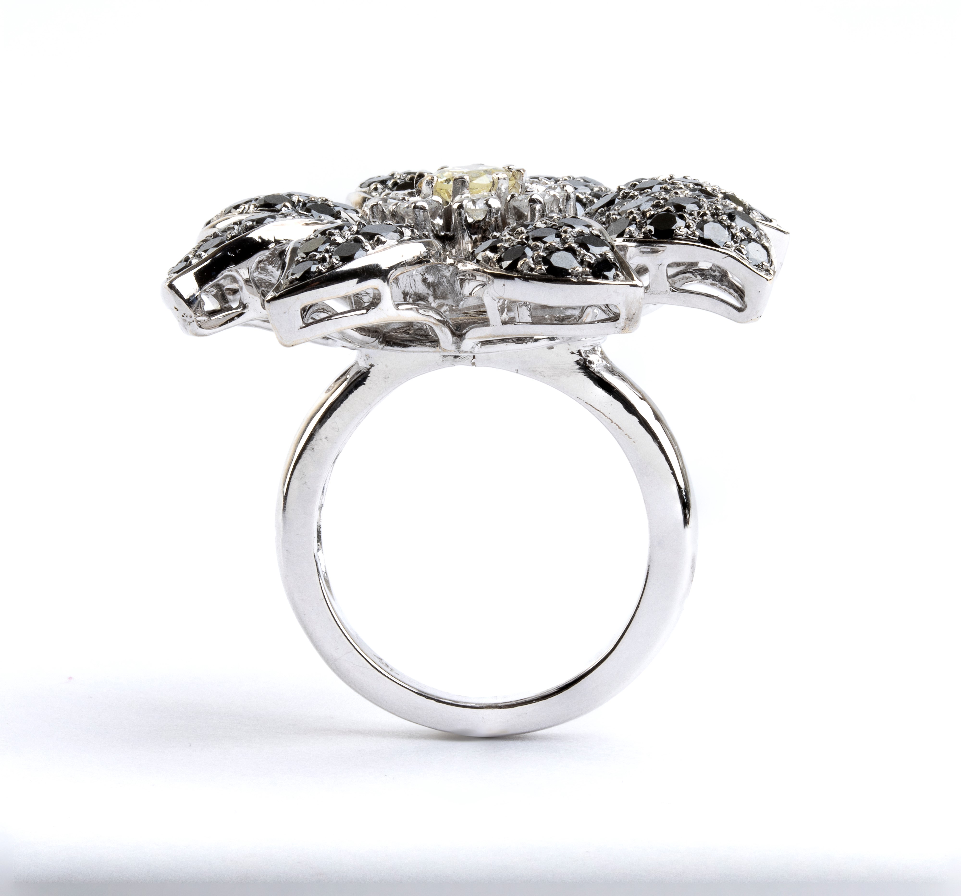 Anello in oro bianco 18K con diamanti e zaffiri, a forma di fiore