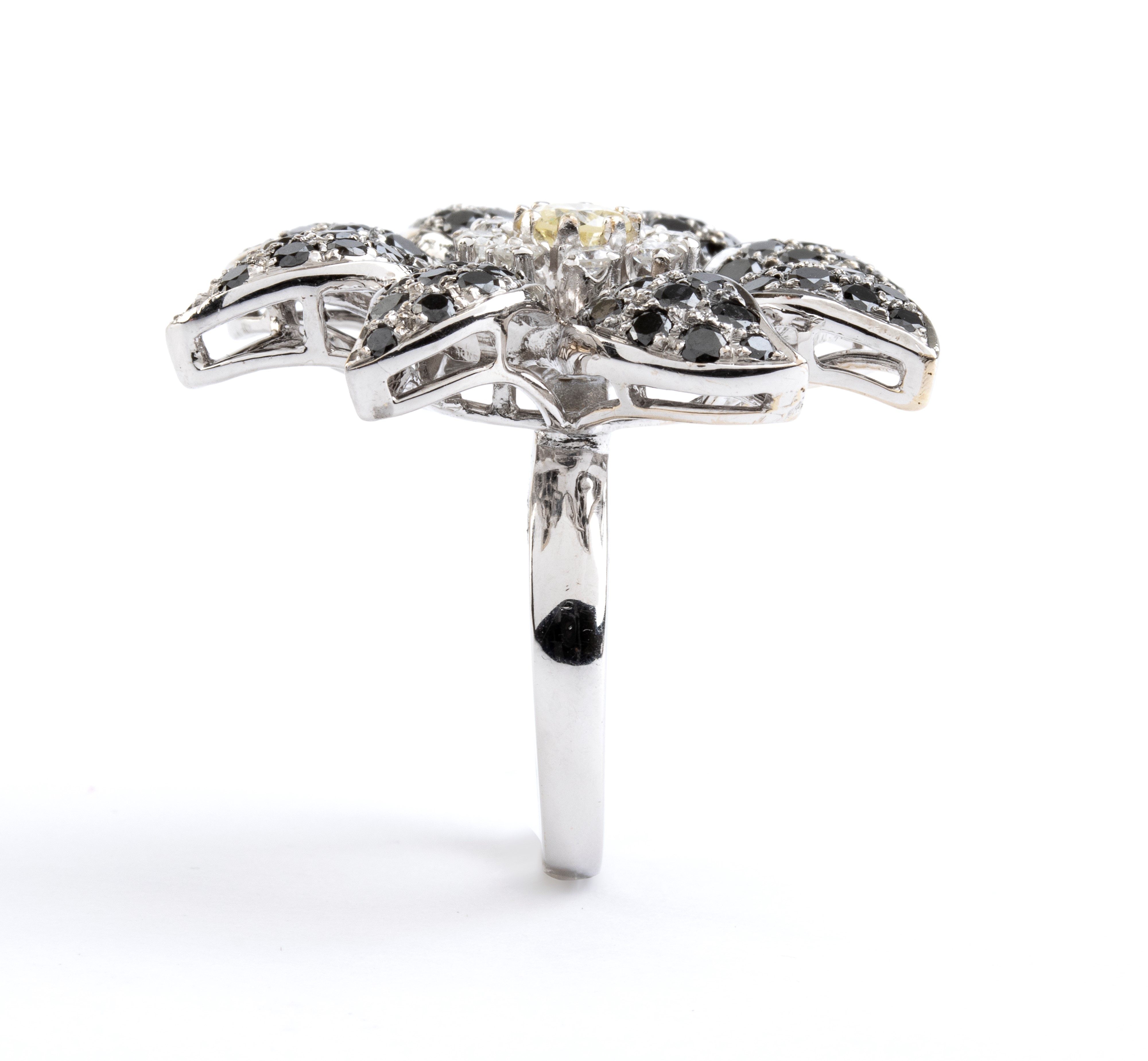 Anello in oro bianco 18K con diamanti e zaffiri, a forma di fiore