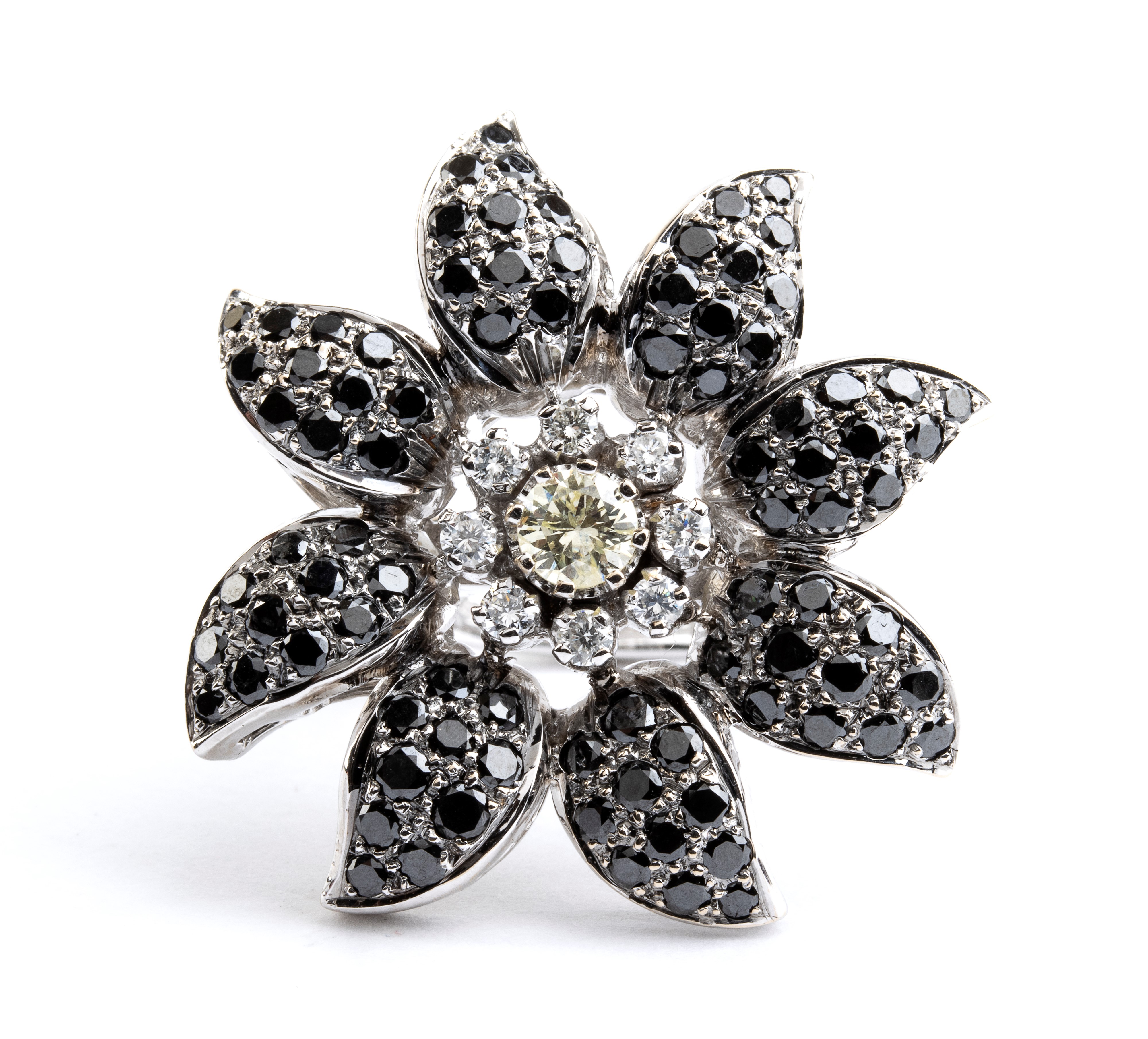 Anello in oro bianco 18K con diamanti e zaffiri, a forma di fiore