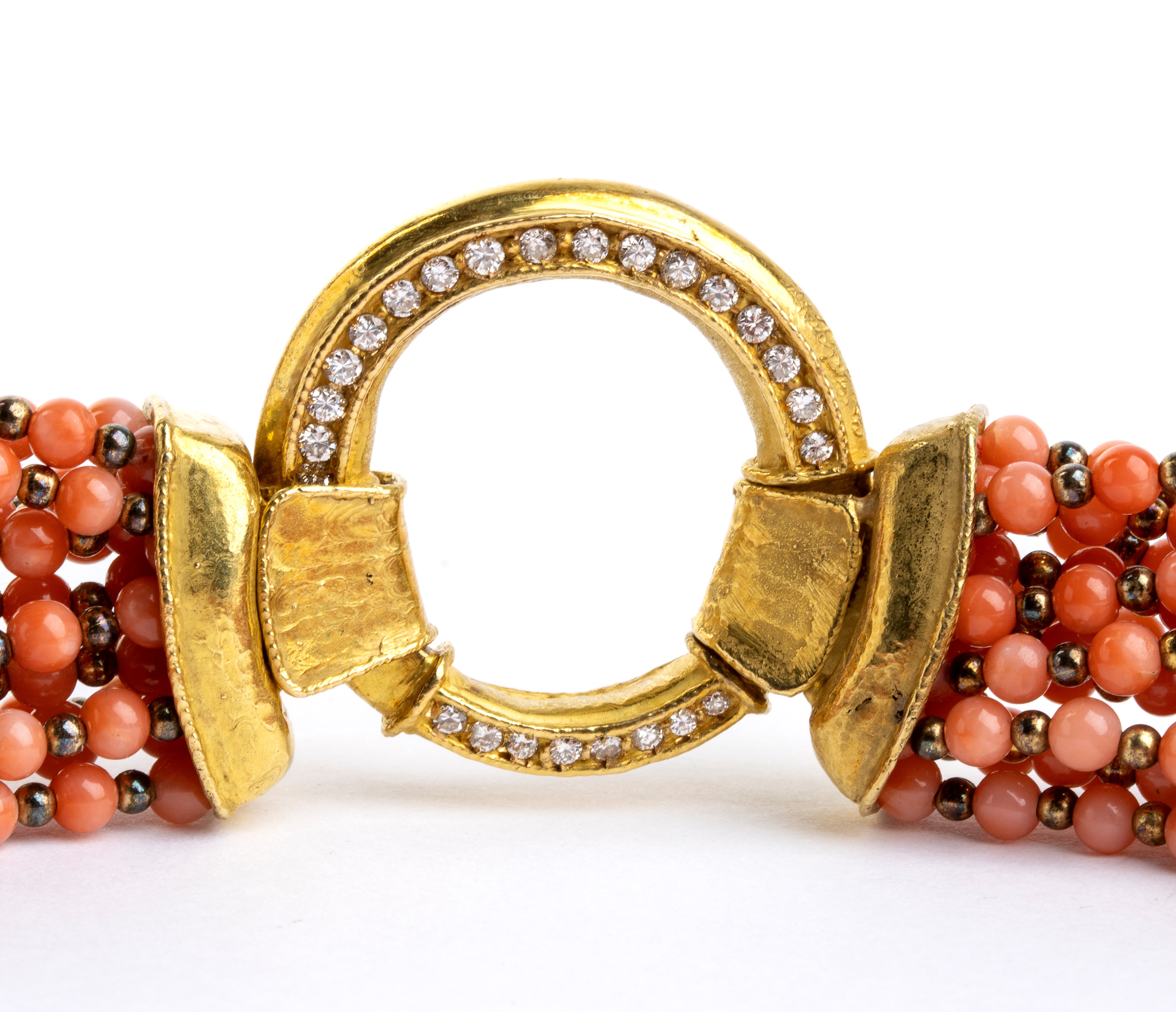 Collana in oro giallo 18k, diamanti e corallo (Corallium elatius) con anelli di fermo