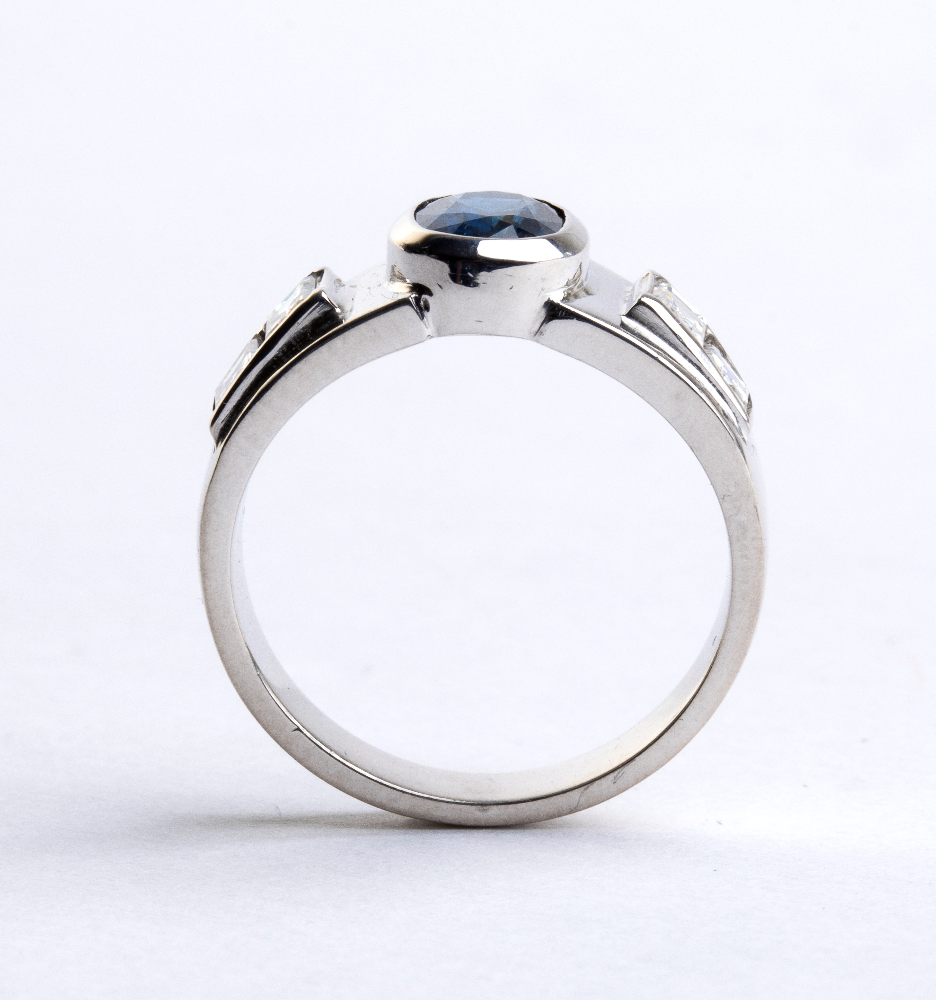 Anello in oro con zaffiro e diamanti