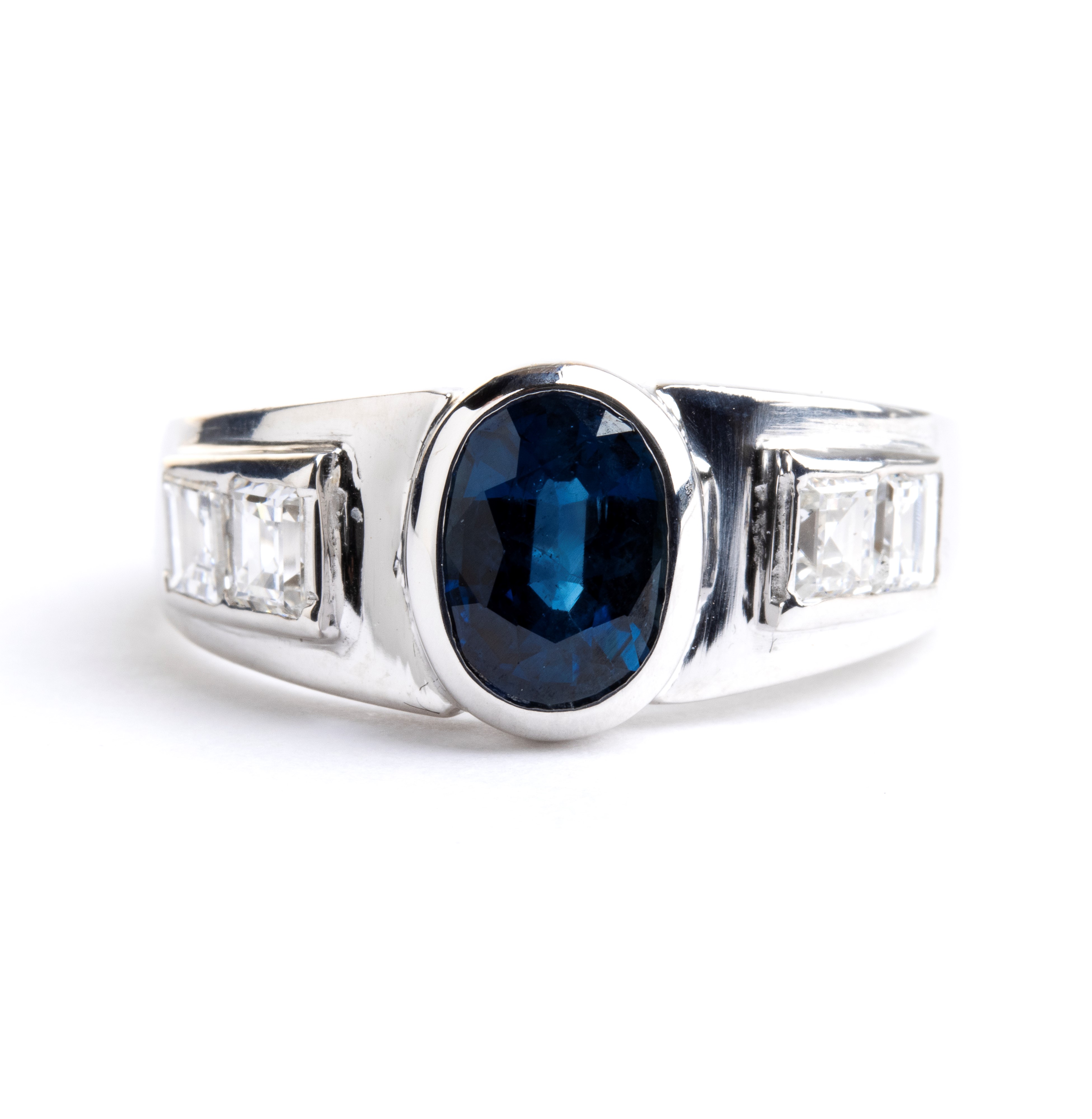 Anello in oro con zaffiro e diamanti