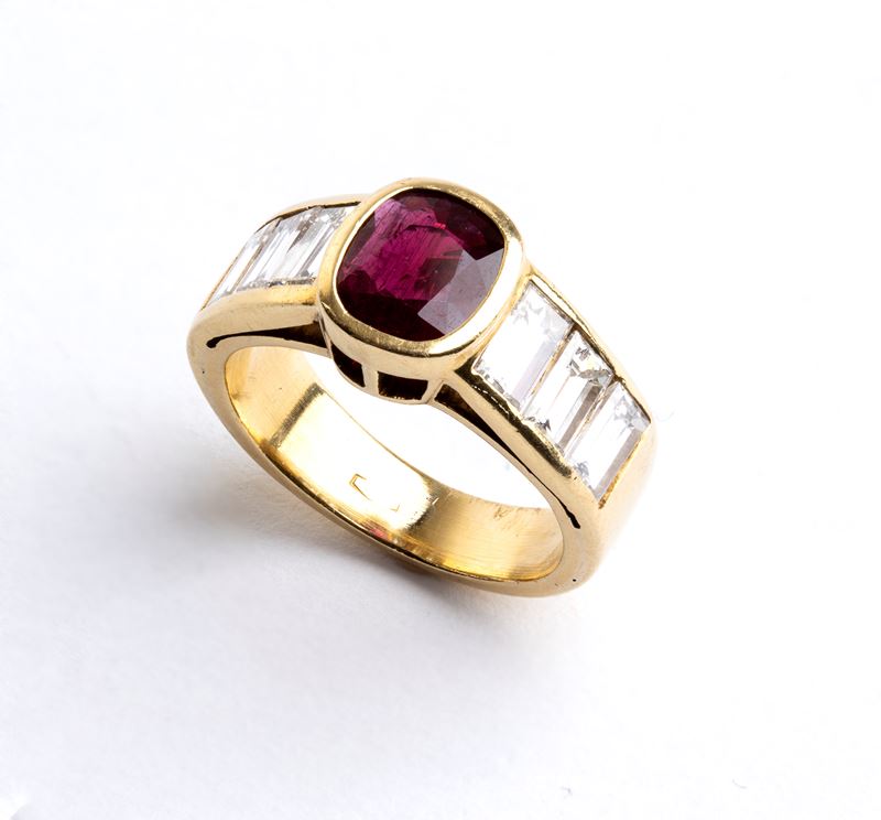Anello in oro 18k con rubino ovale e diamanti, punzonato 750