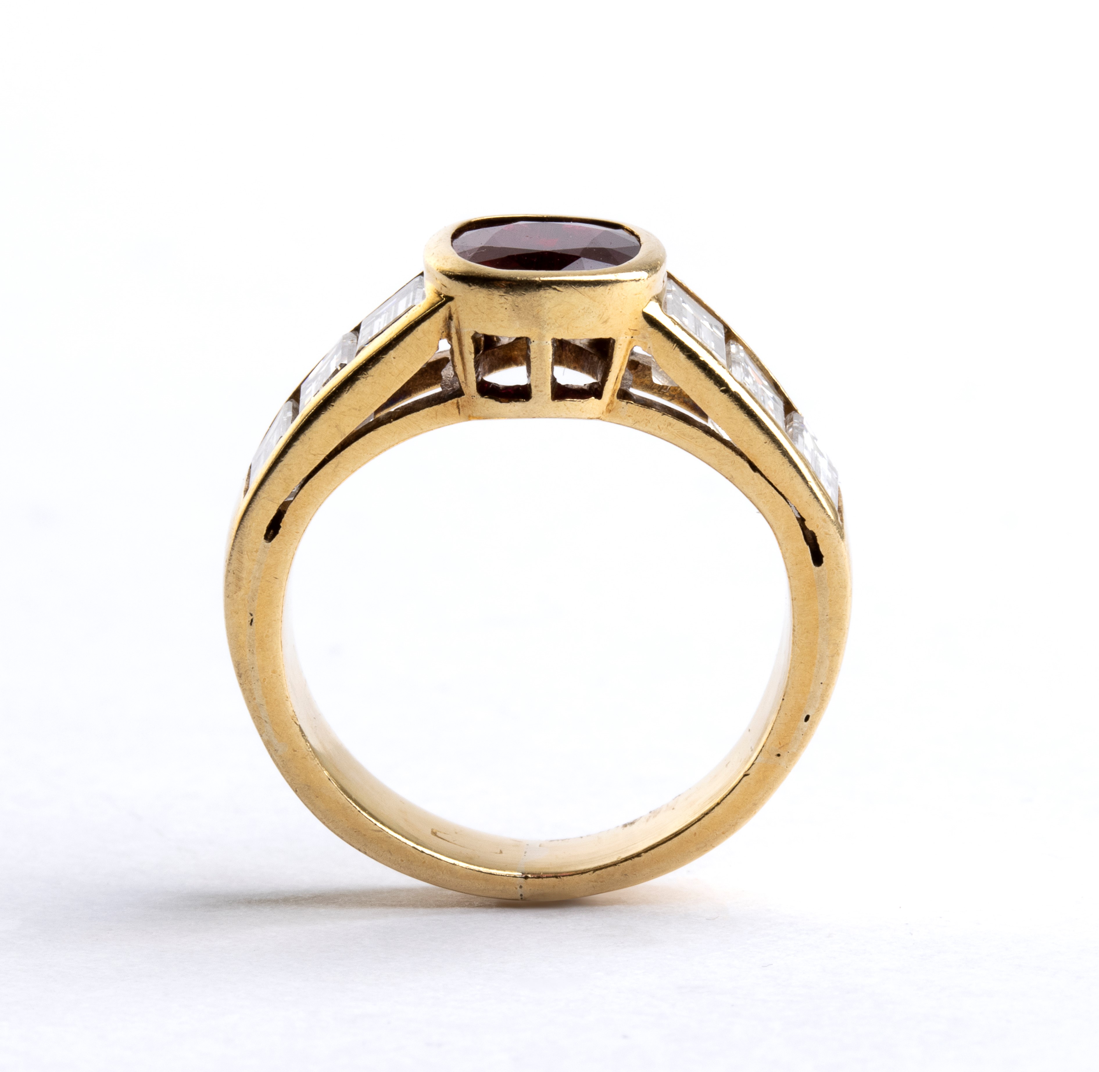 Anello in oro 18k con rubino ovale e diamanti, punzonato 750