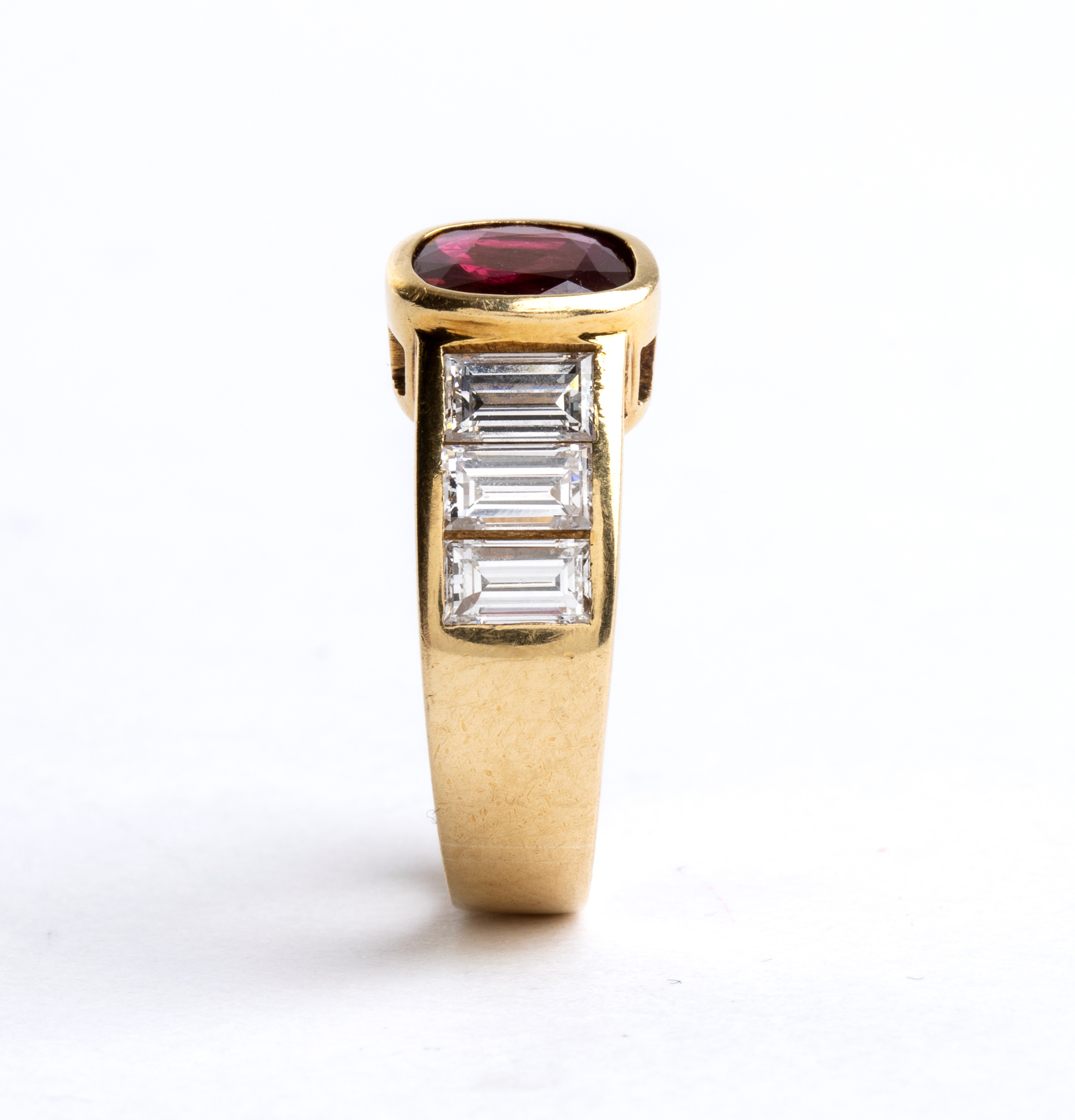 Anello in oro 18k con rubino ovale e diamanti, punzonato 750