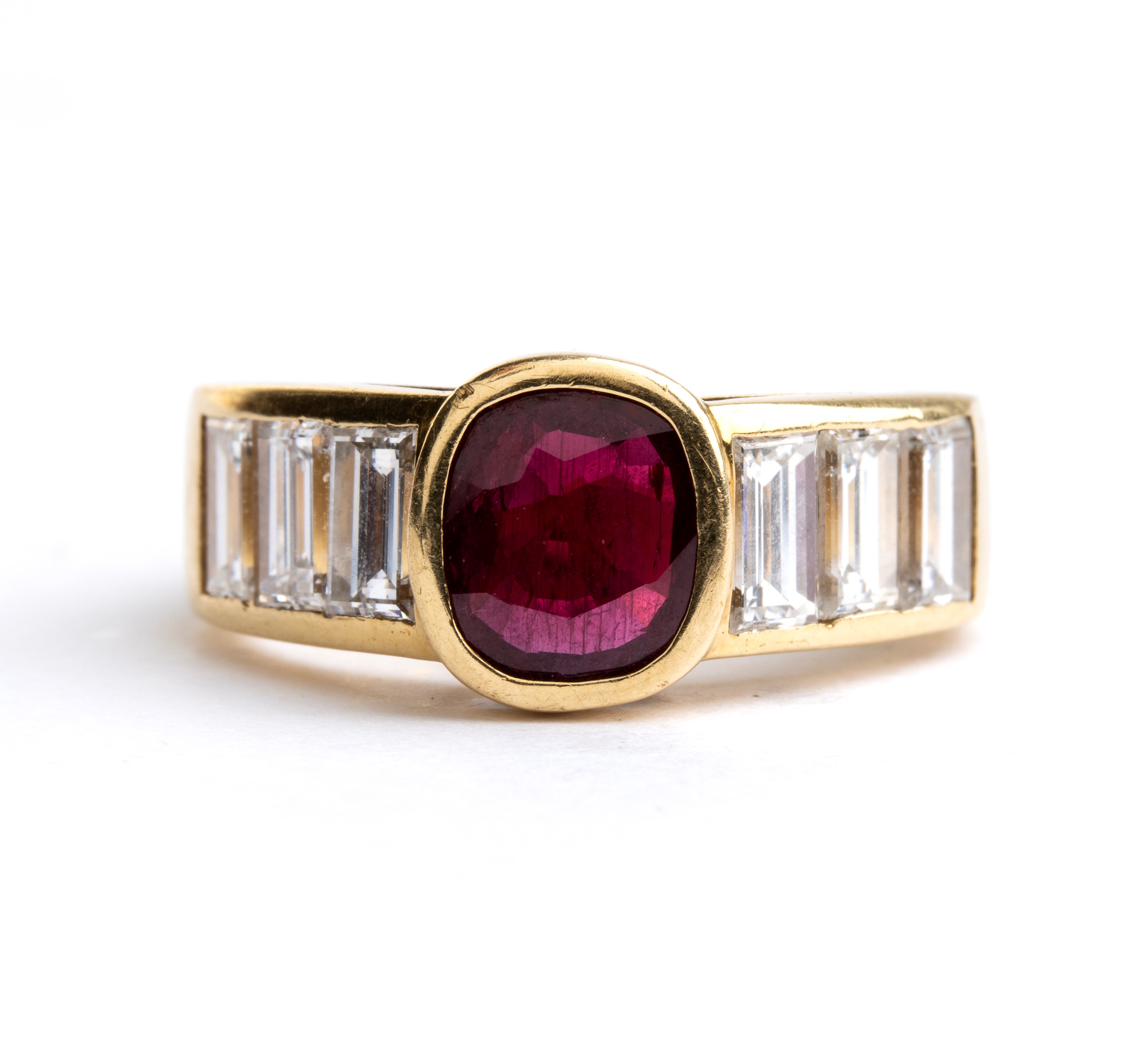 Anello in oro 18k con rubino ovale e diamanti, punzonato 750