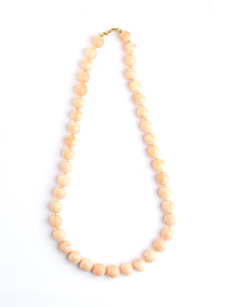 Collana, filo di sfere in corallo Deep Sea e chiusura in oro giallo