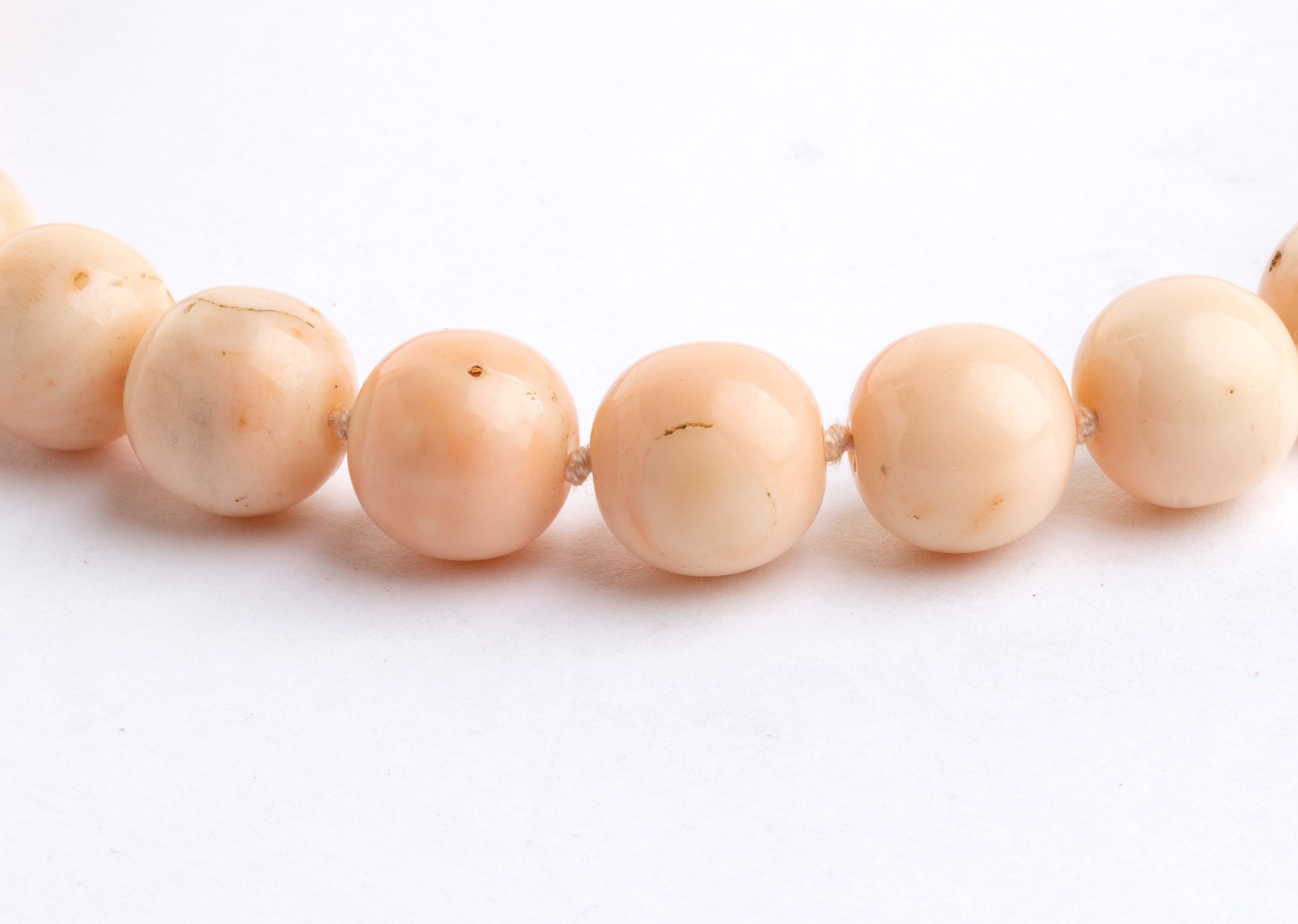 Collana, filo di sfere in corallo Deep Sea e chiusura in oro giallo