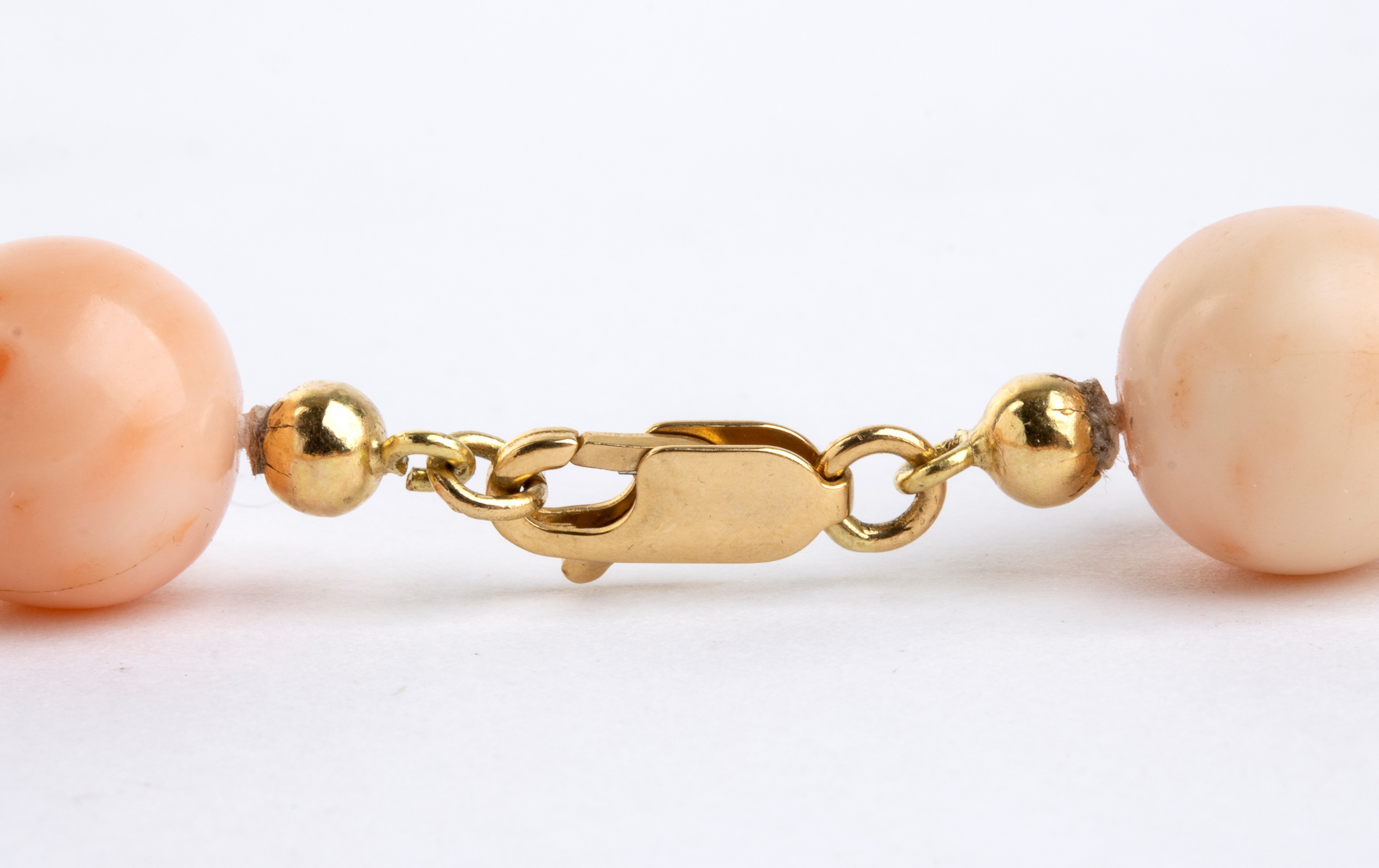 Collana, filo di sfere in corallo Deep Sea e chiusura in oro giallo