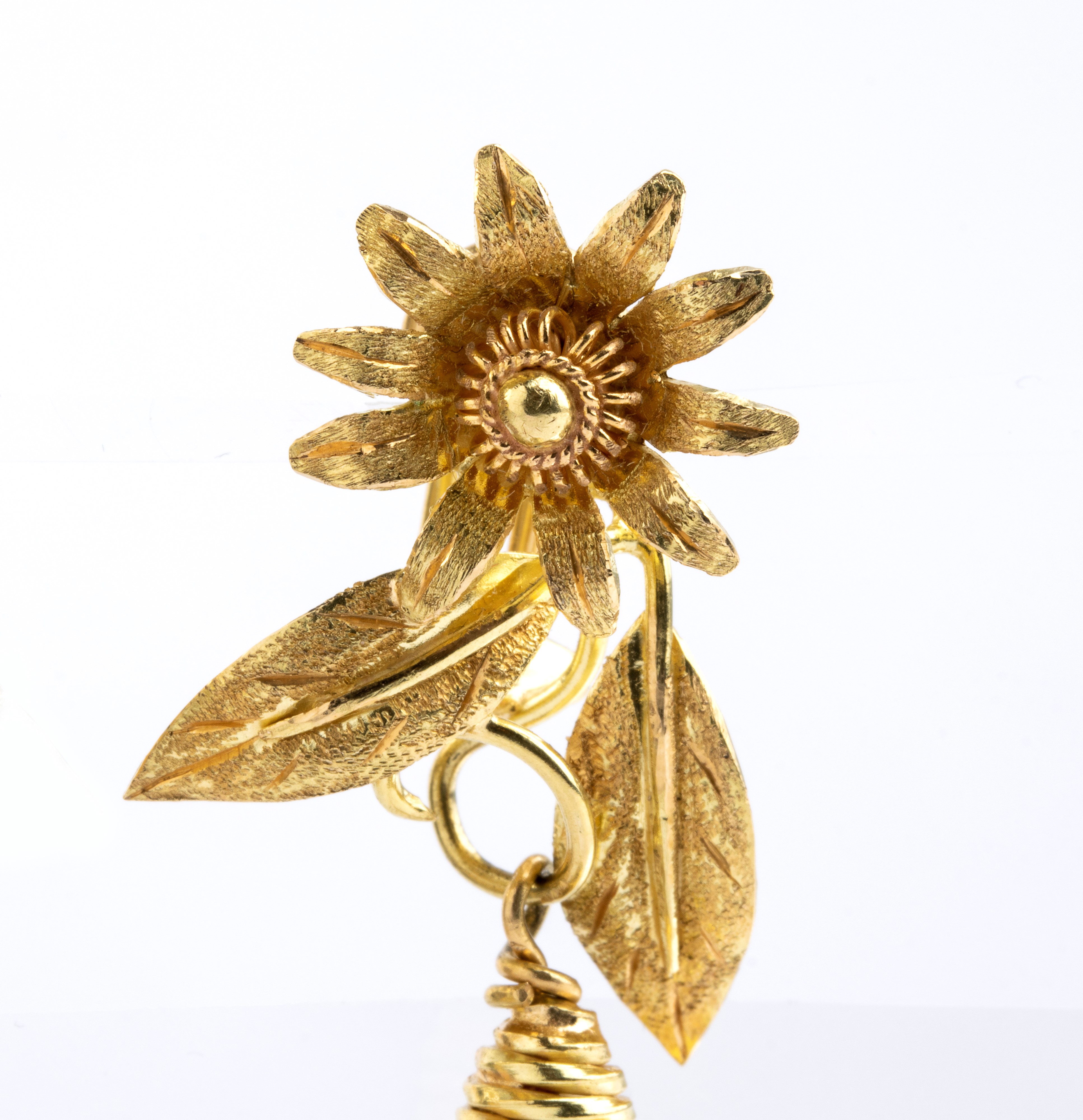 Paio di orecchini pendenti, montatura a girasole in oro con sfera di corallo Cerasuolo (Corallium...