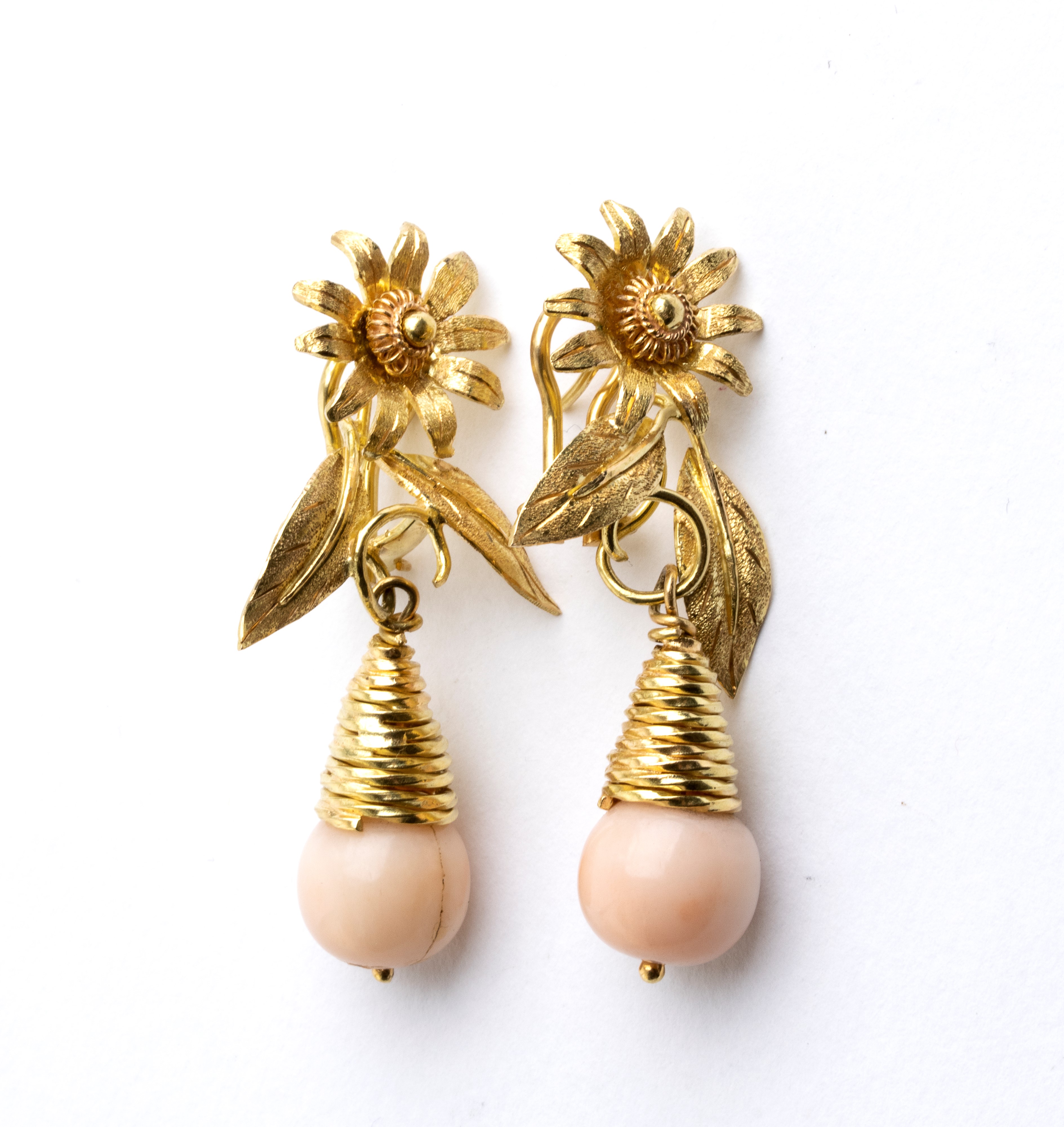 Paio di orecchini pendenti in oro e corallo Cerasuolo