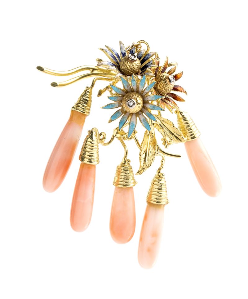 Oro giallo 18k, pendente in corallo rosa, smalti e diamanti