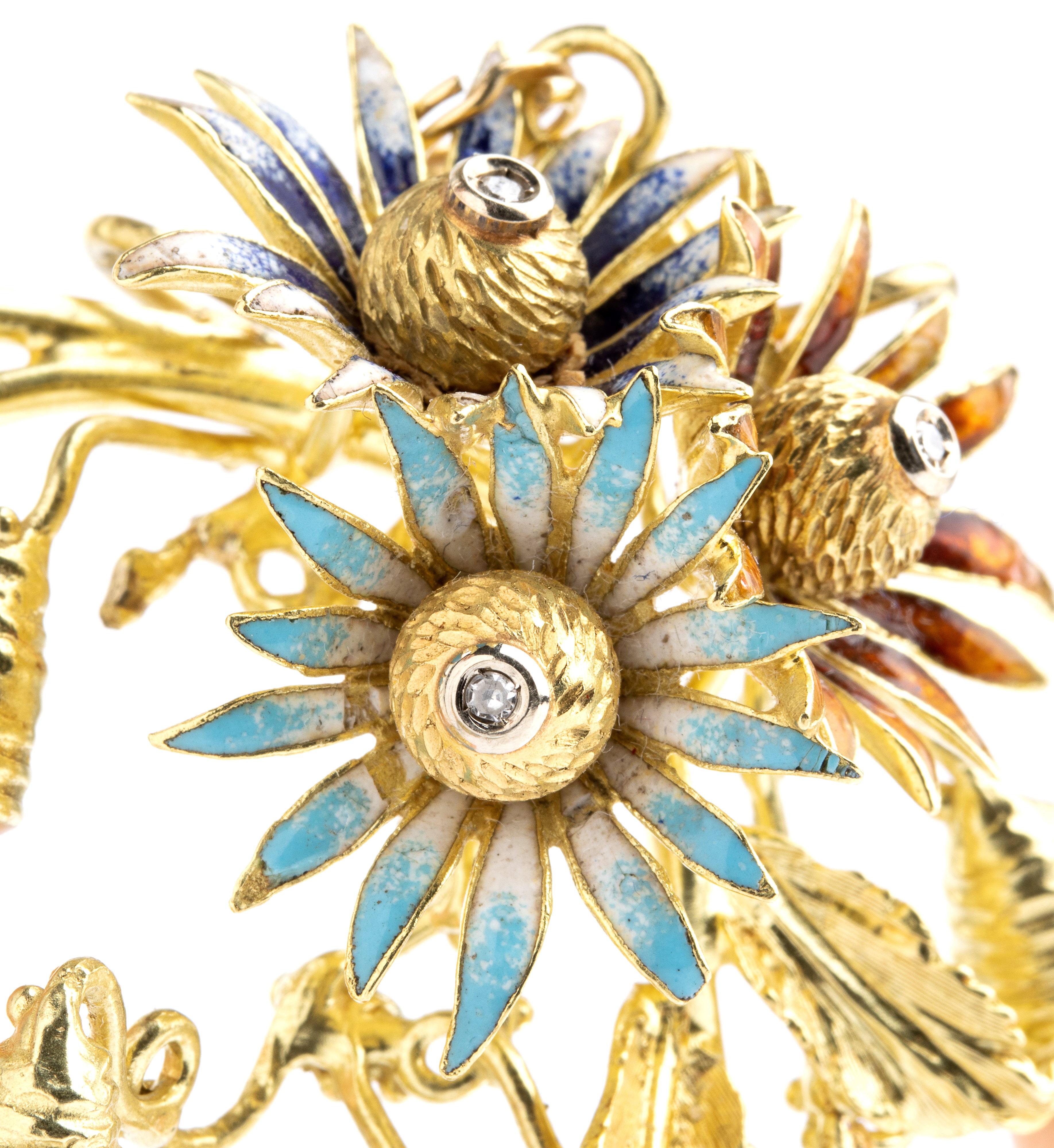 Oro giallo 18k, pendente in corallo rosa, smalti e diamanti