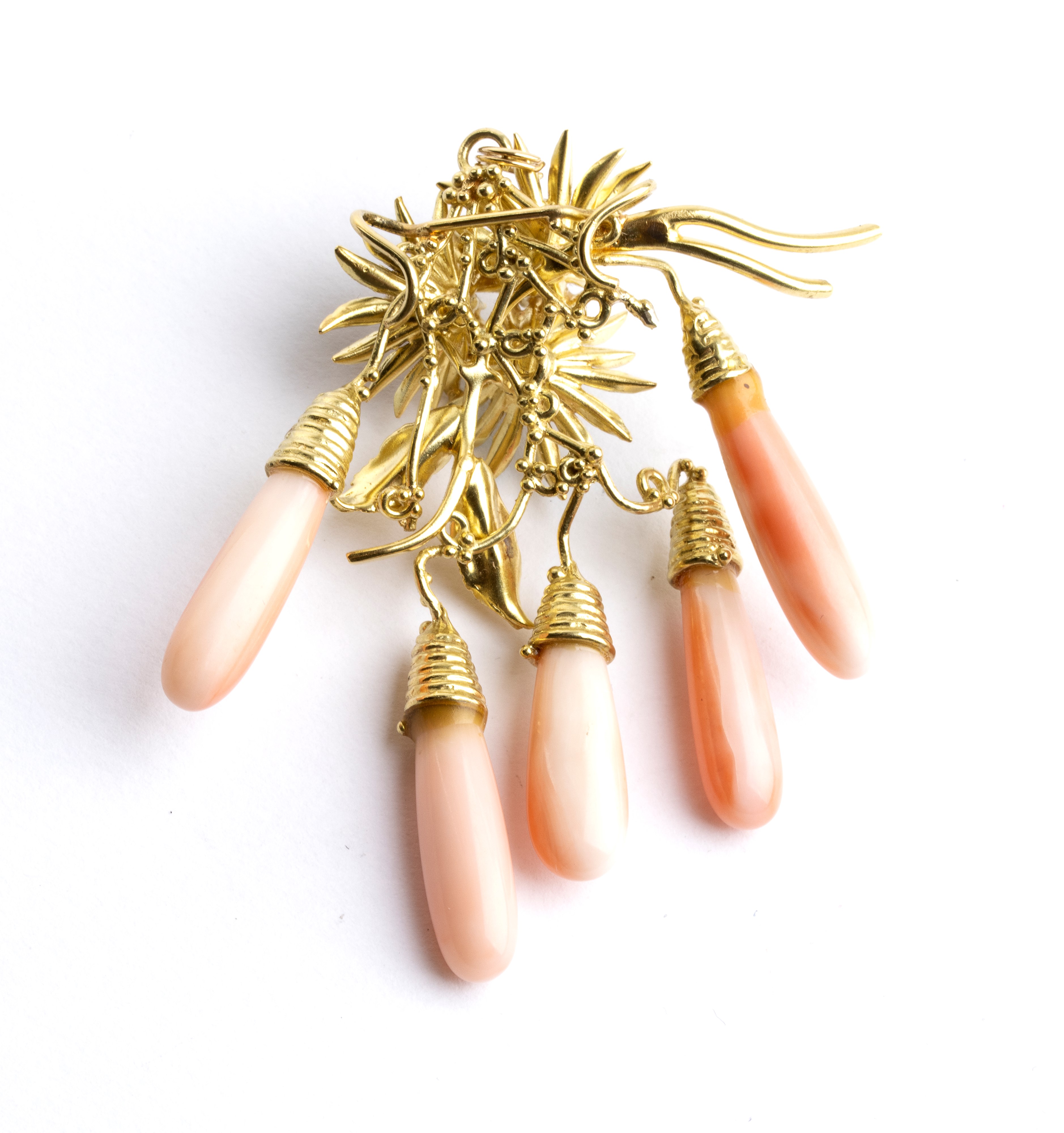 Oro giallo 18k, pendente in corallo rosa, smalti e diamanti