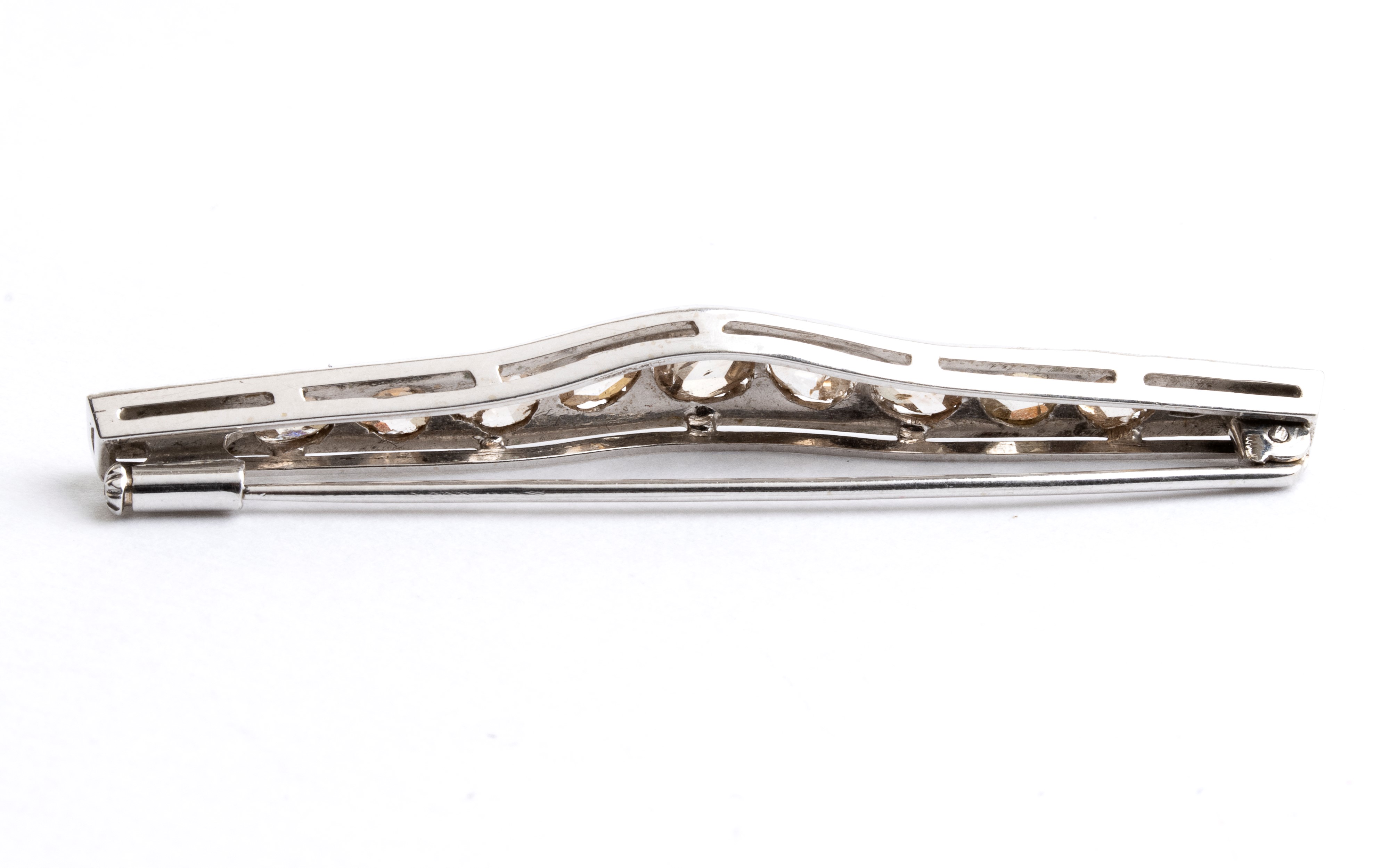 Spilla Art Déco, in oro bianco con diamanti