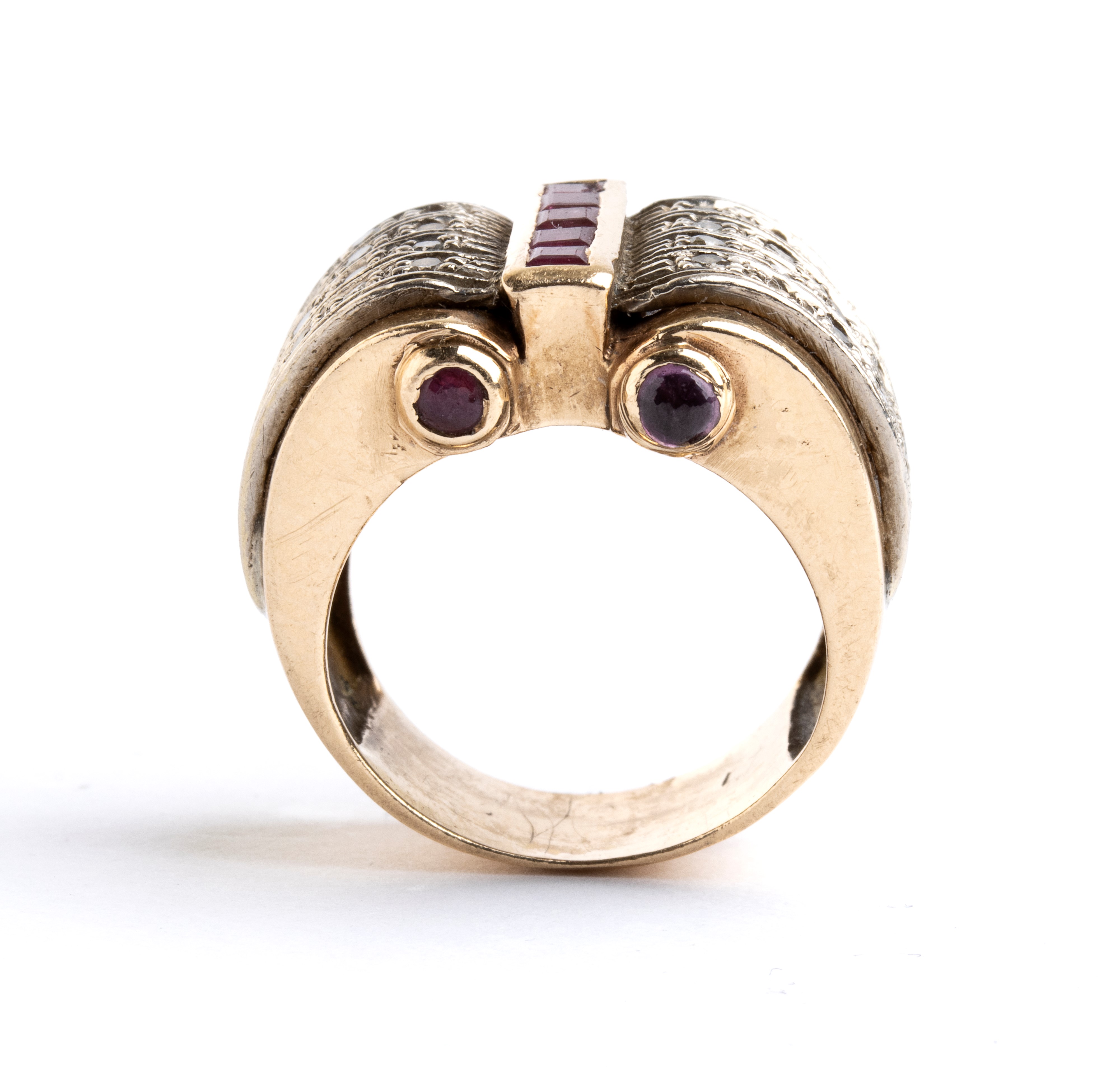 Anello in oro con diamanti e rubini
