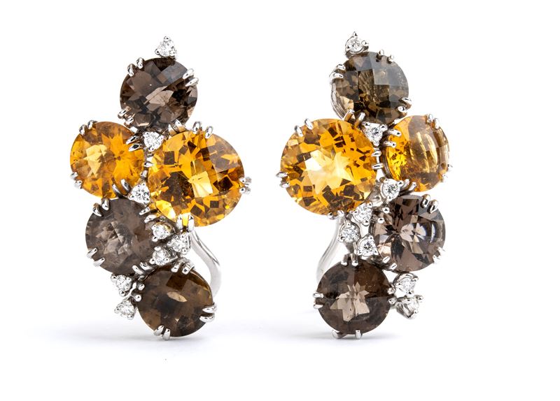 Paio di orecchini in oro con diamanti e quarzi