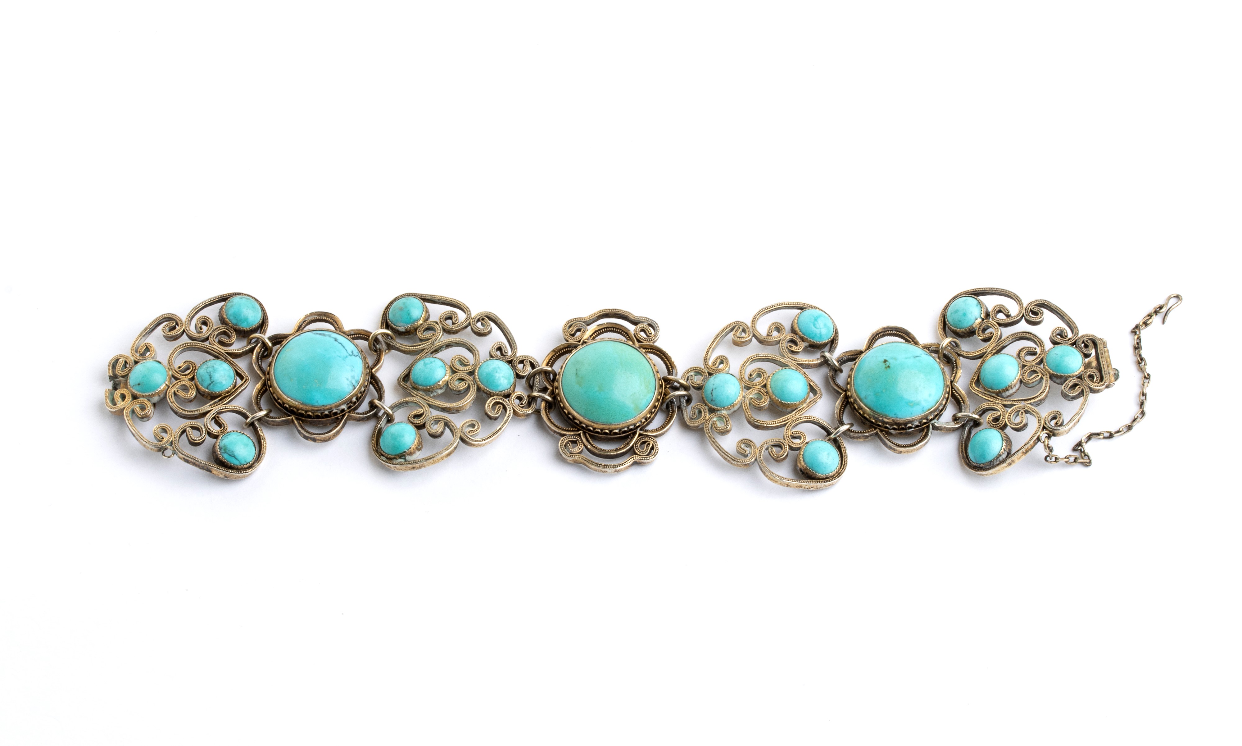 Bracciale in argento con turchesi, motivo a volute e cabochon