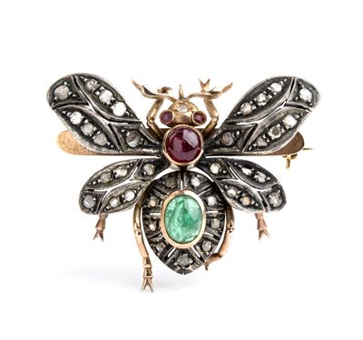 Spilla a forma di farfalla in oro e argento con diamanti, rubino e smeraldo, inizio XX secolo