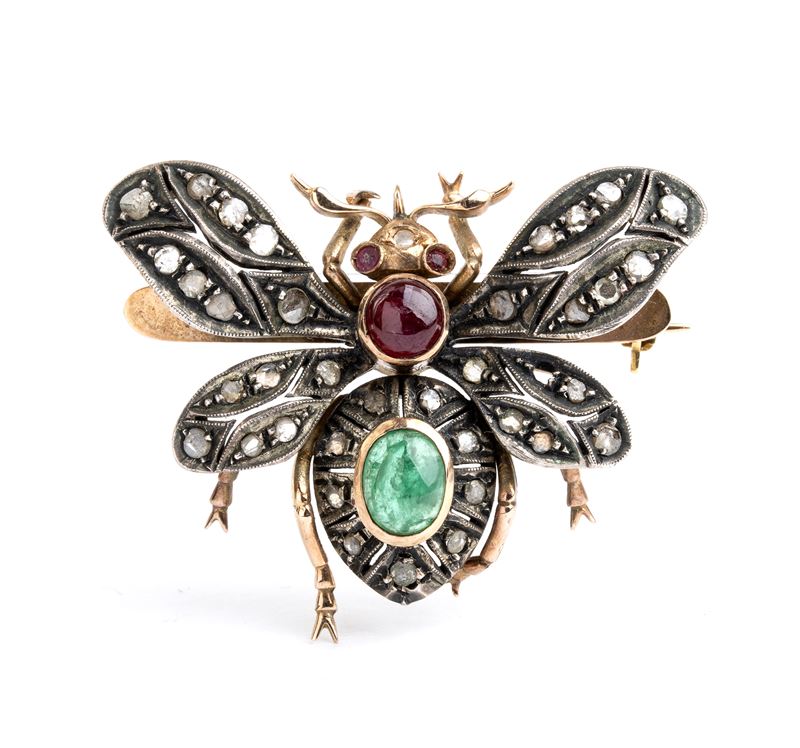Spilla a forma di farfalla in oro e argento con diamanti, rubino e smeraldo, inizio XX secolo