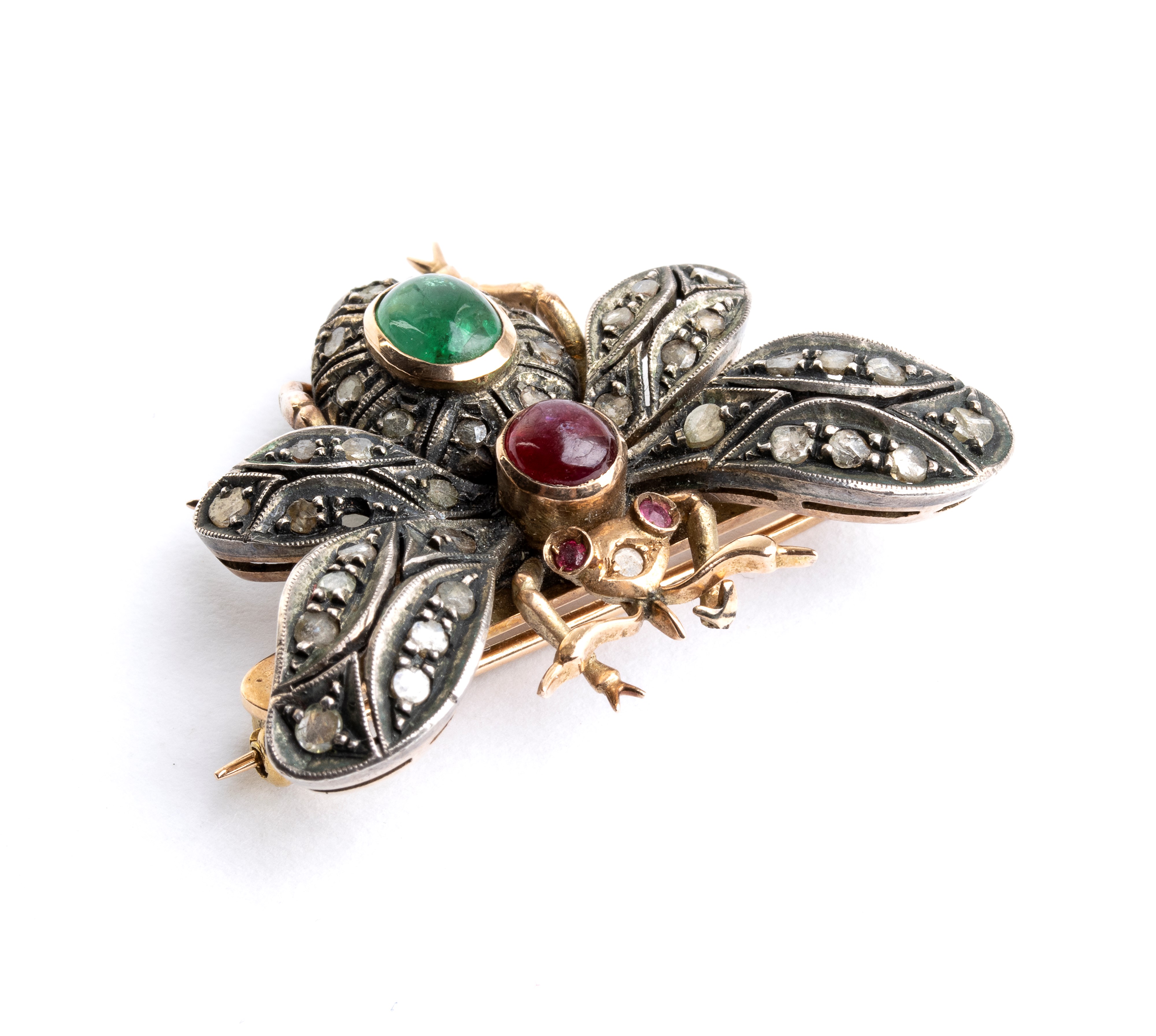 Spilla a forma di farfalla in oro e argento con diamanti, rubino e smeraldo, inizio XX secolo