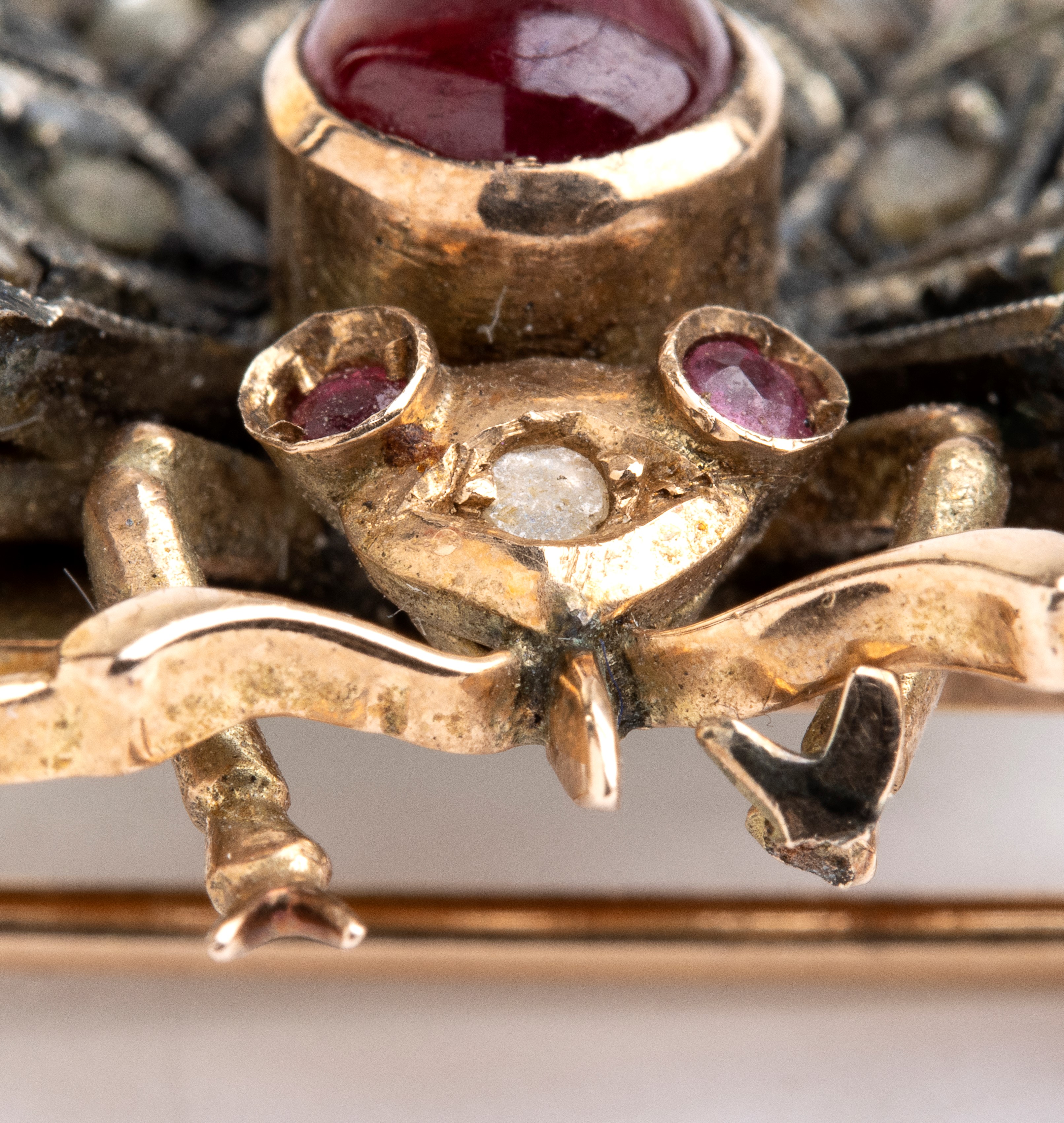 Spilla a forma di farfalla in oro e argento con diamanti, rubino e smeraldo, inizio XX secolo
