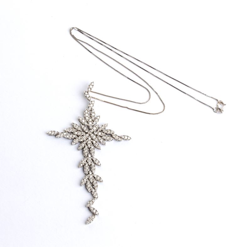 Girocollo con pendente a croce stilizzata, oro bianco 18k e diamanti