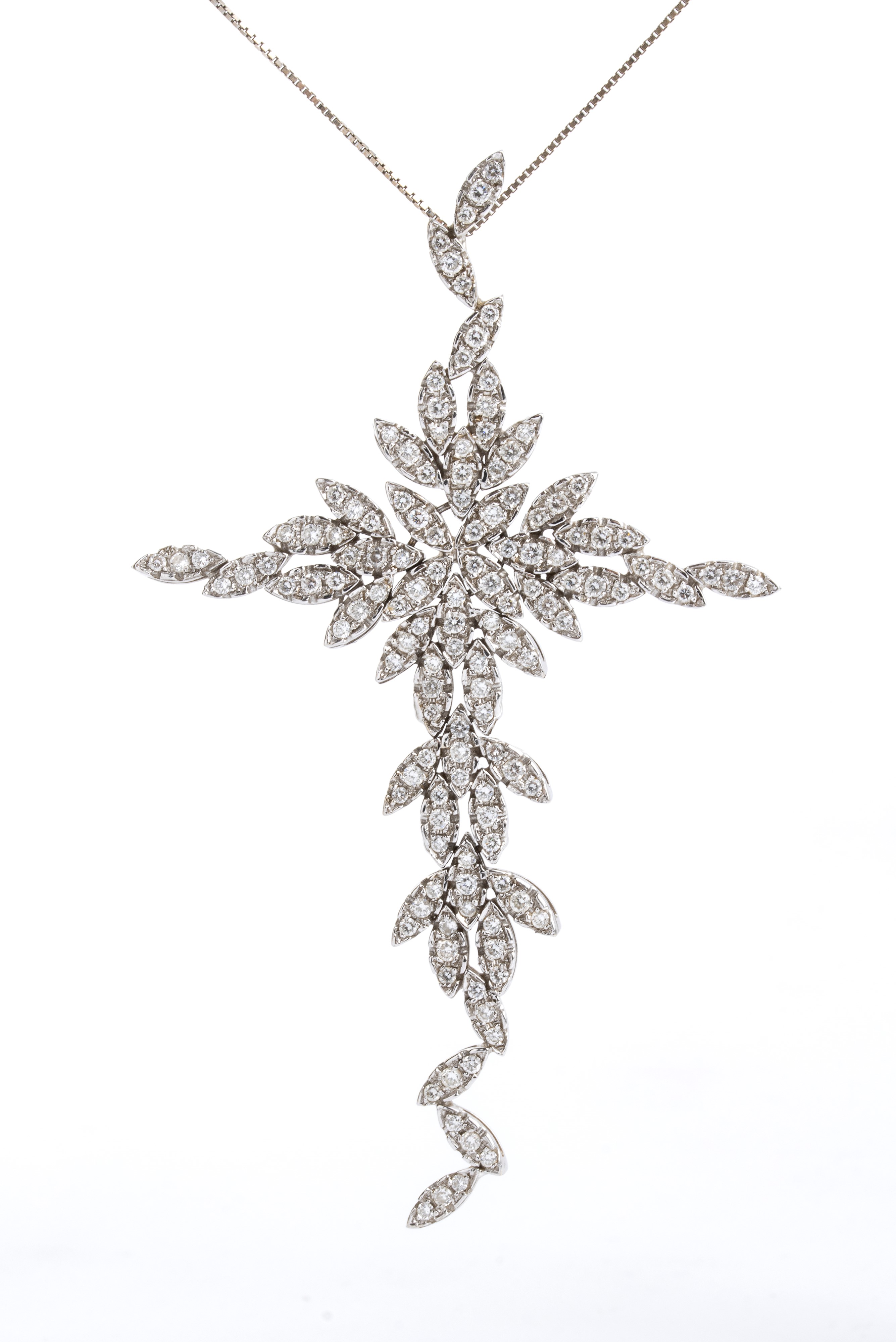Girocollo con pendente a croce stilizzata, oro bianco 18k e diamanti
