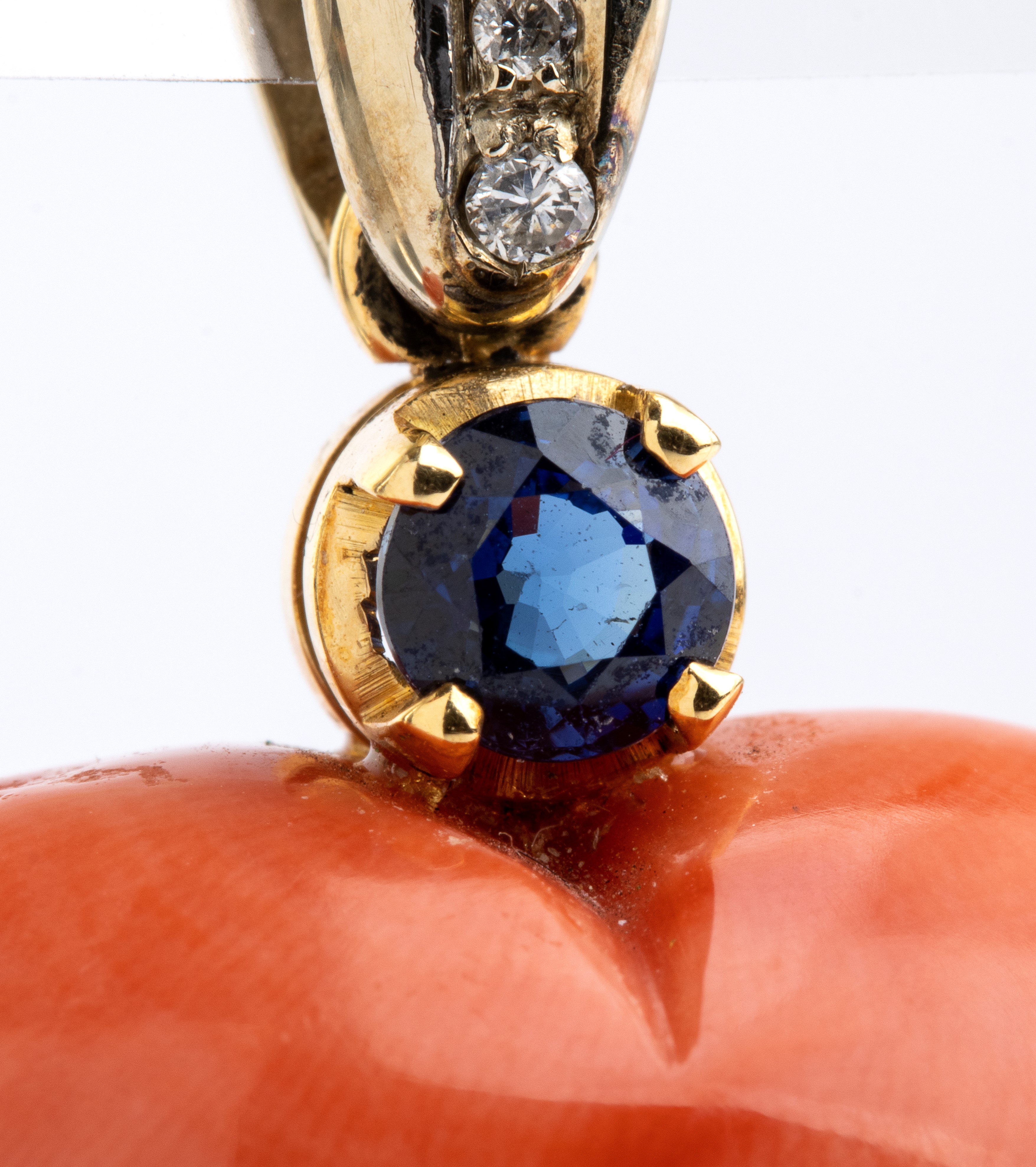 Pendente in oro con corallo, zaffiro e diamanti