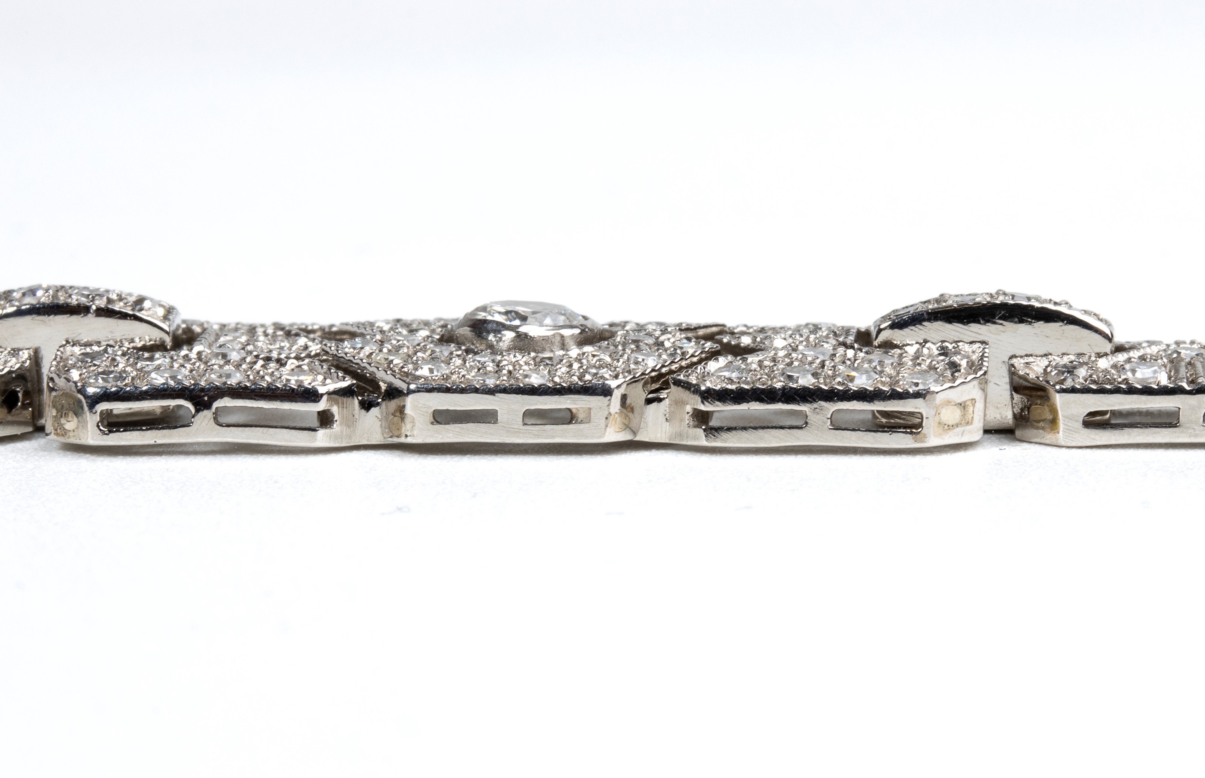 Bracciale in platino con diamanti, montatura geometrica