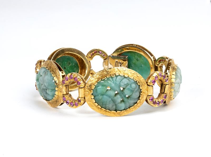 Bracciale in oro giallo 18k con giada incisa e rubini, anni '70