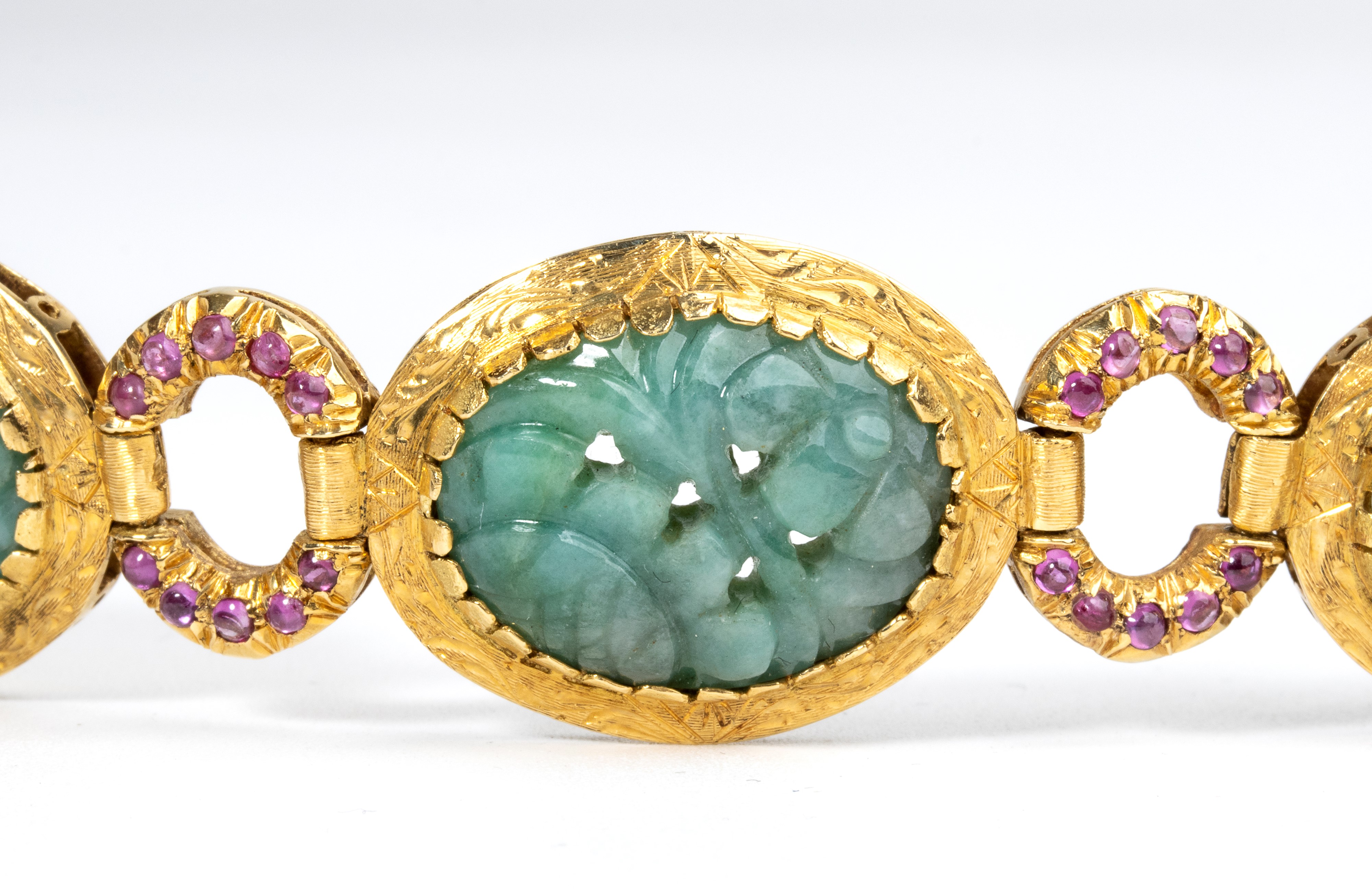 Bracciale in oro giallo 18k con giada incisa e rubini, anni '70