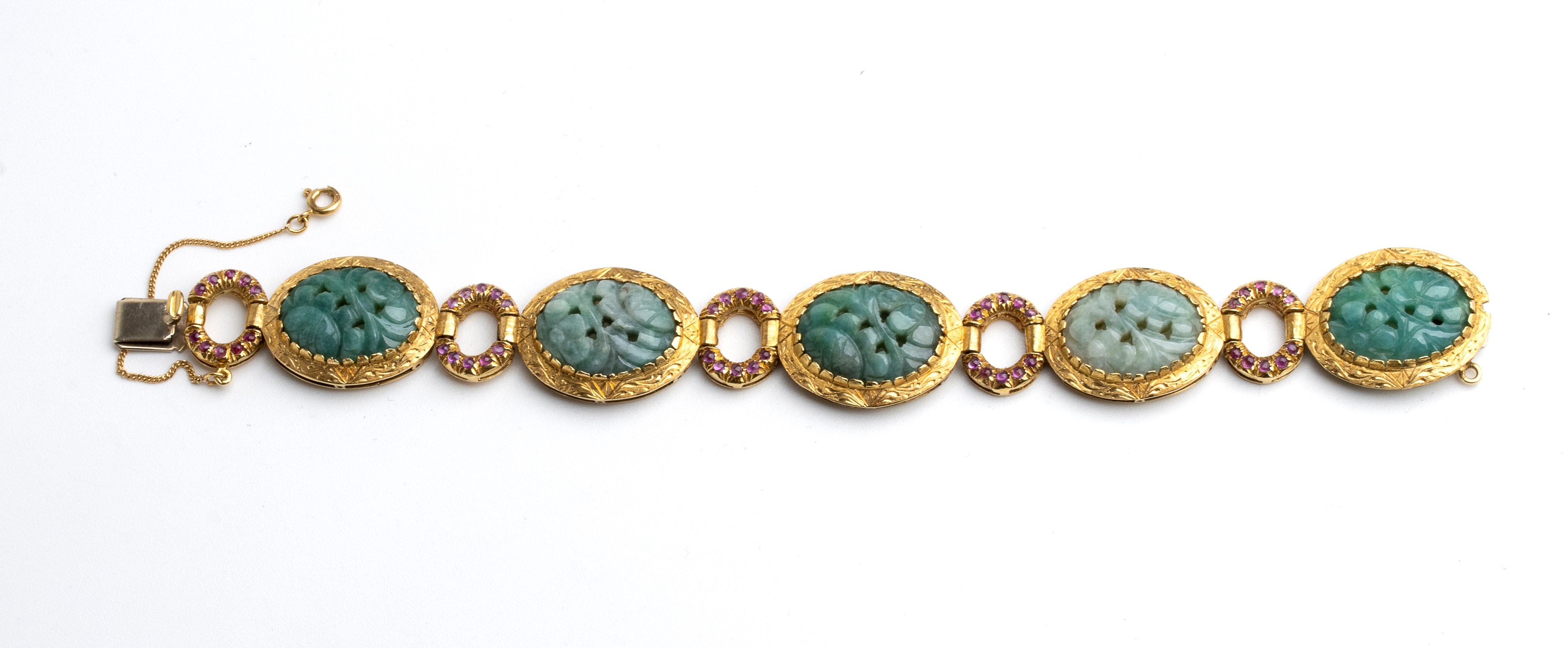 Bracciale in oro giallo 18k con giada incisa e rubini, anni '70