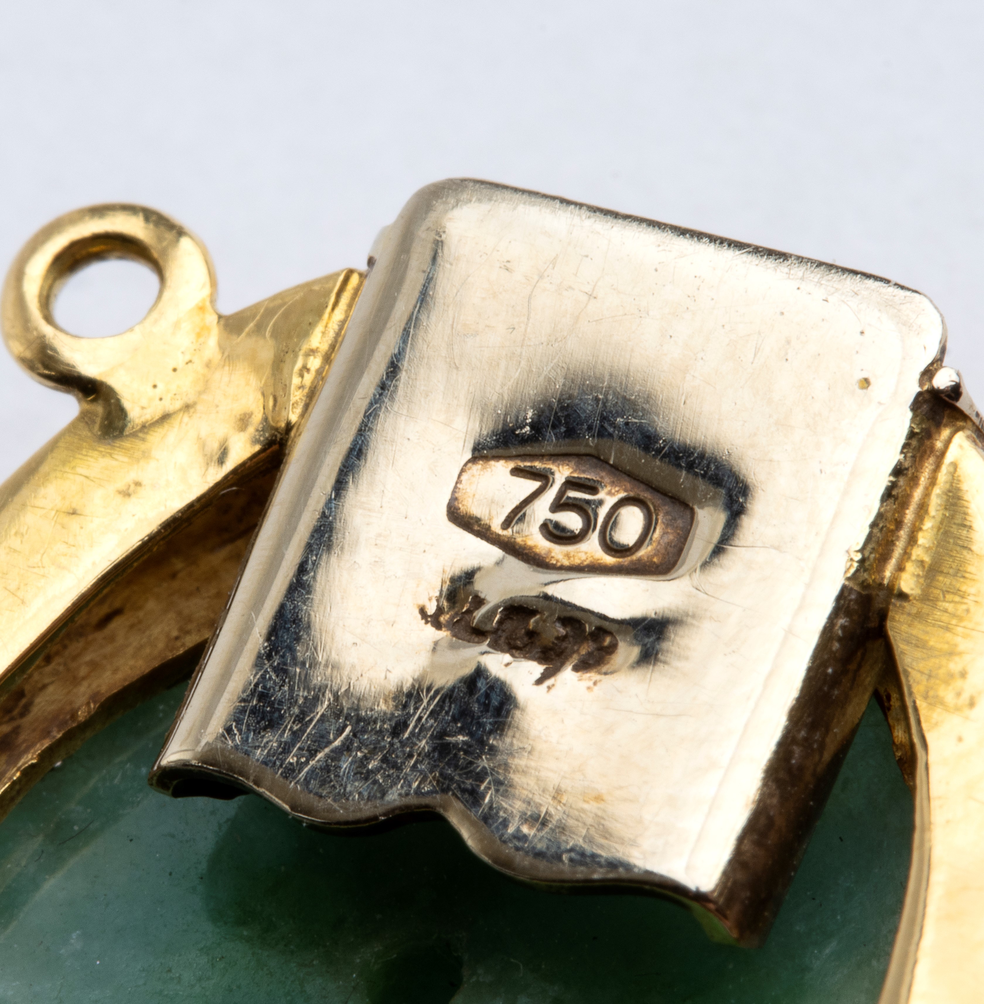 Bracciale in oro giallo 18k con giada incisa e rubini, anni '70