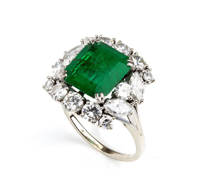 Anello in oro bianco con smeraldo e diamanti