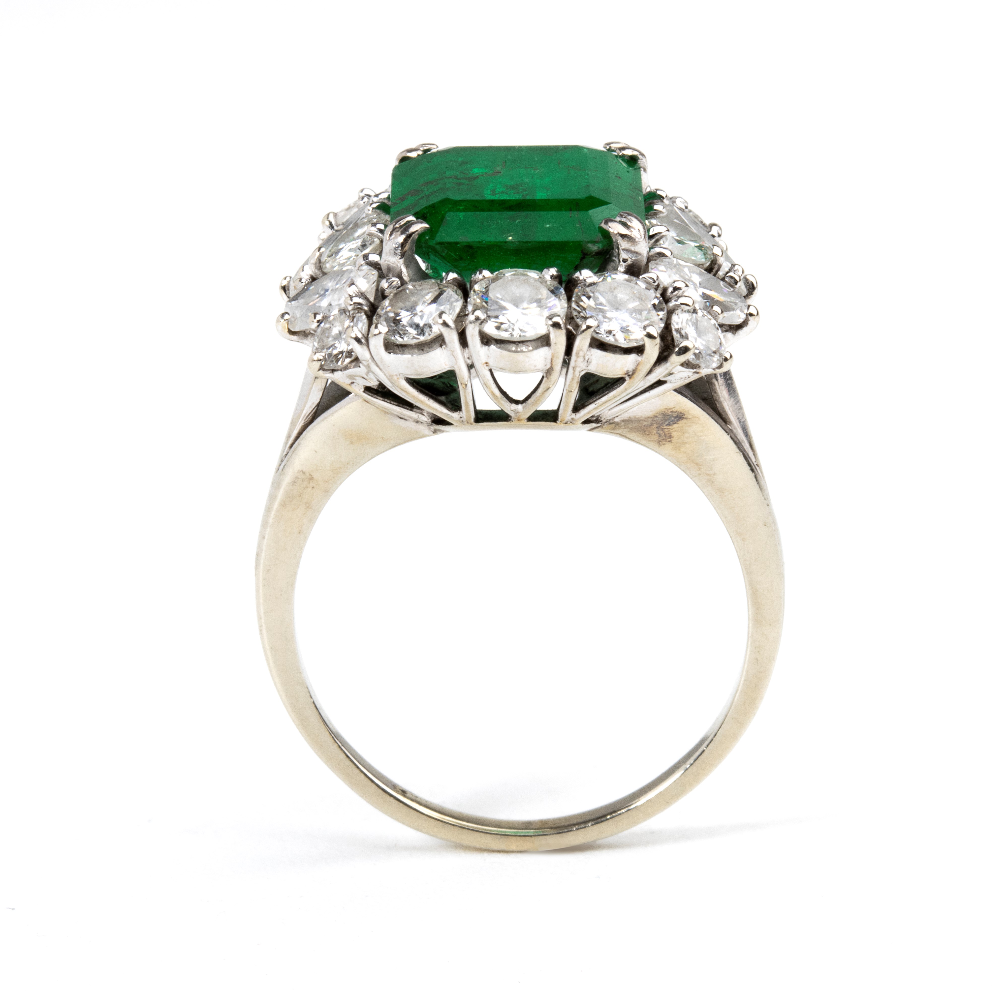 Anello in oro con diamanti e smeraldo