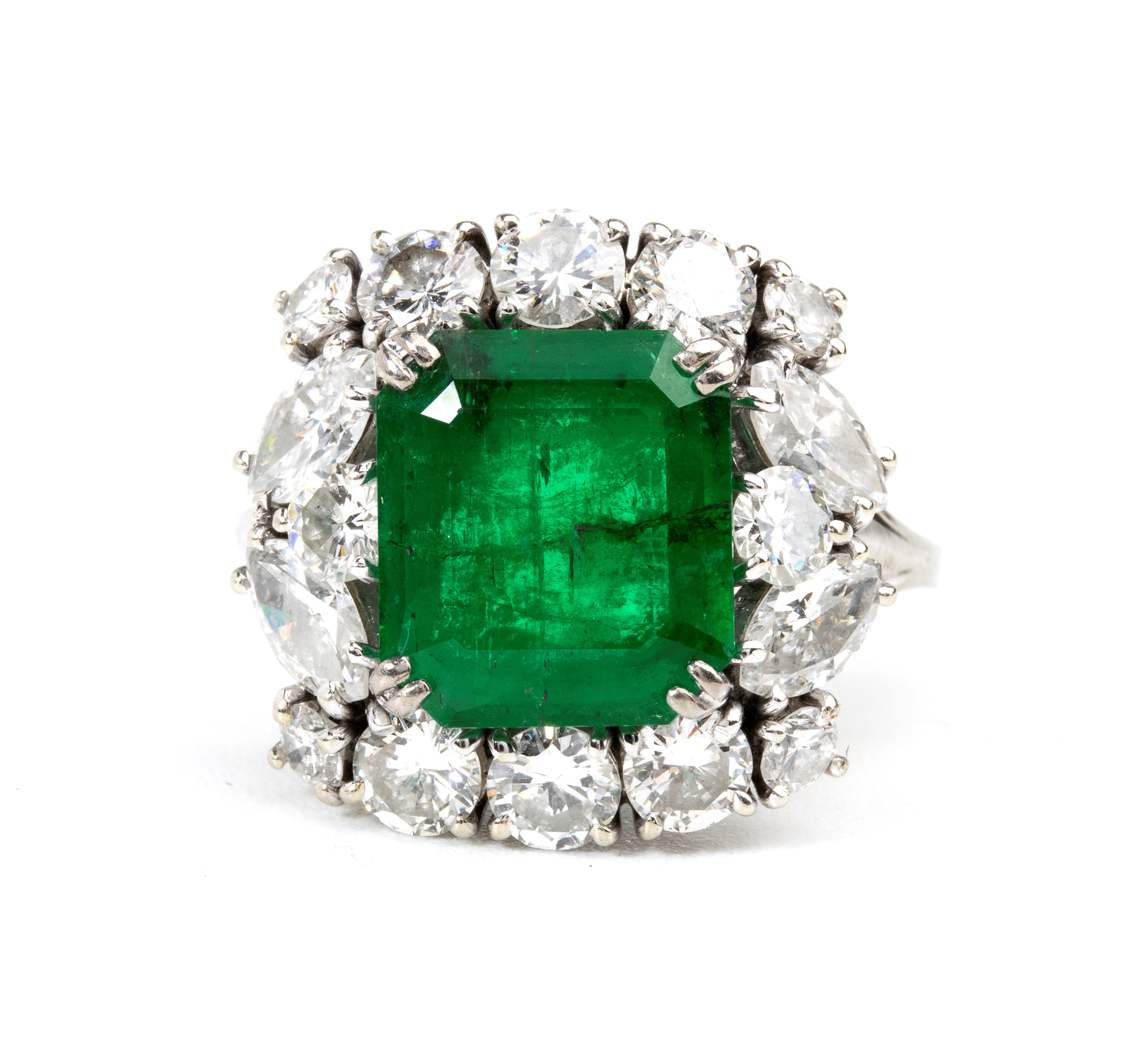 Anello in oro con diamanti e smeraldo