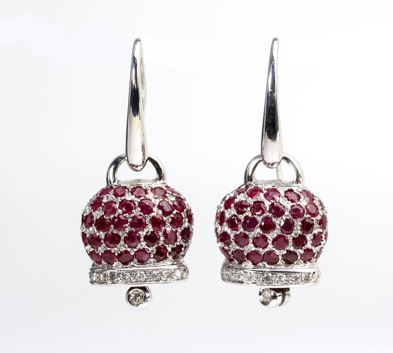 Paio di orecchini in oro con rubini e diamanti