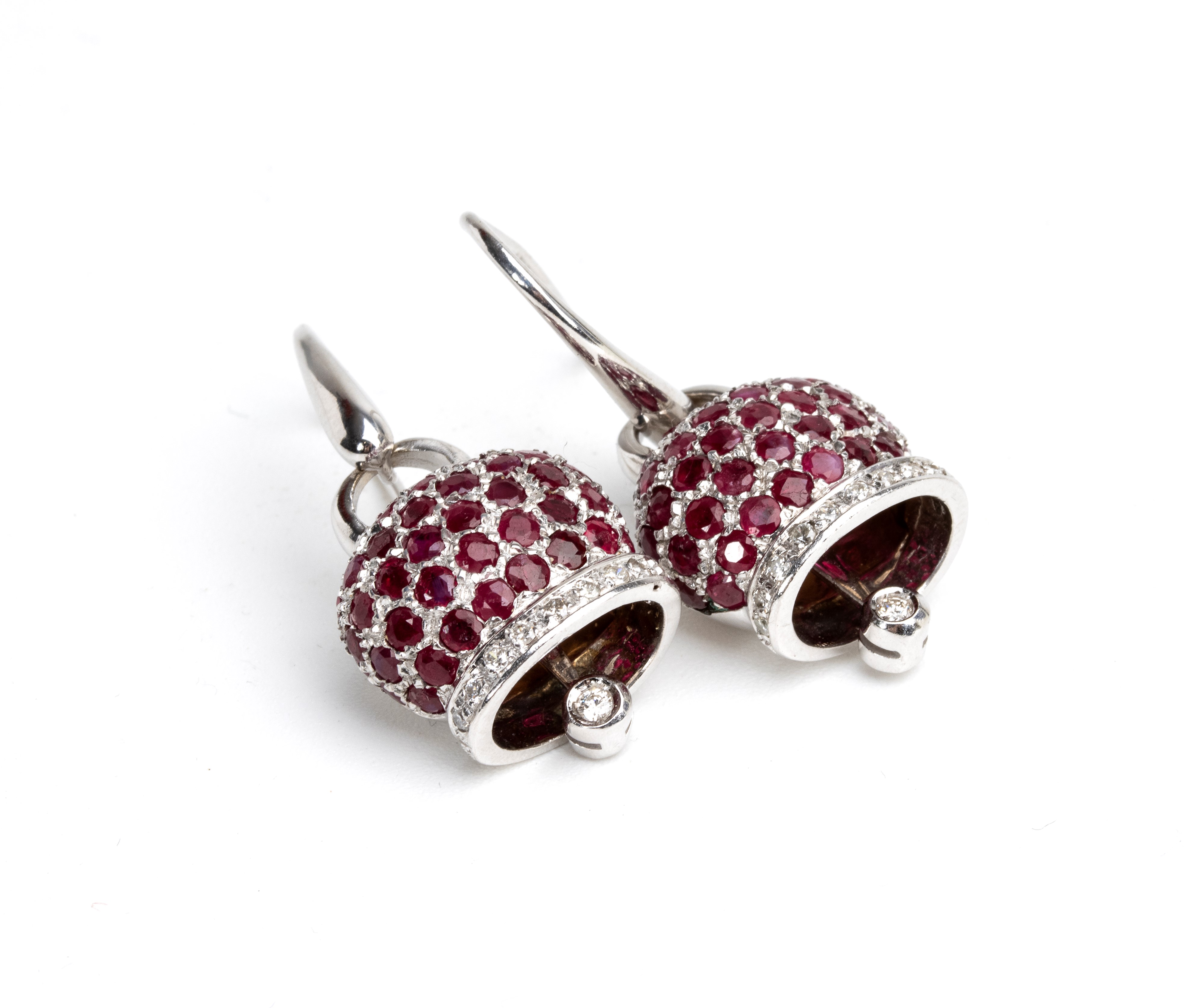 Paio di orecchini in oro con rubini e diamanti