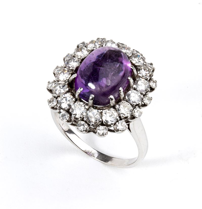 Anello in oro bianco con diamanti e ametista, montatura a margherita