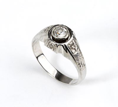 In oro bianco 18k, Anello con diamante centrale a taglio brillante