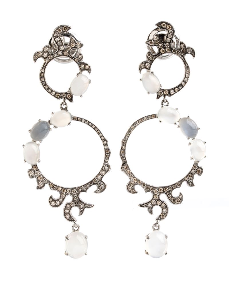 Orecchini pendenti in oro con diamanti e pietra di luna