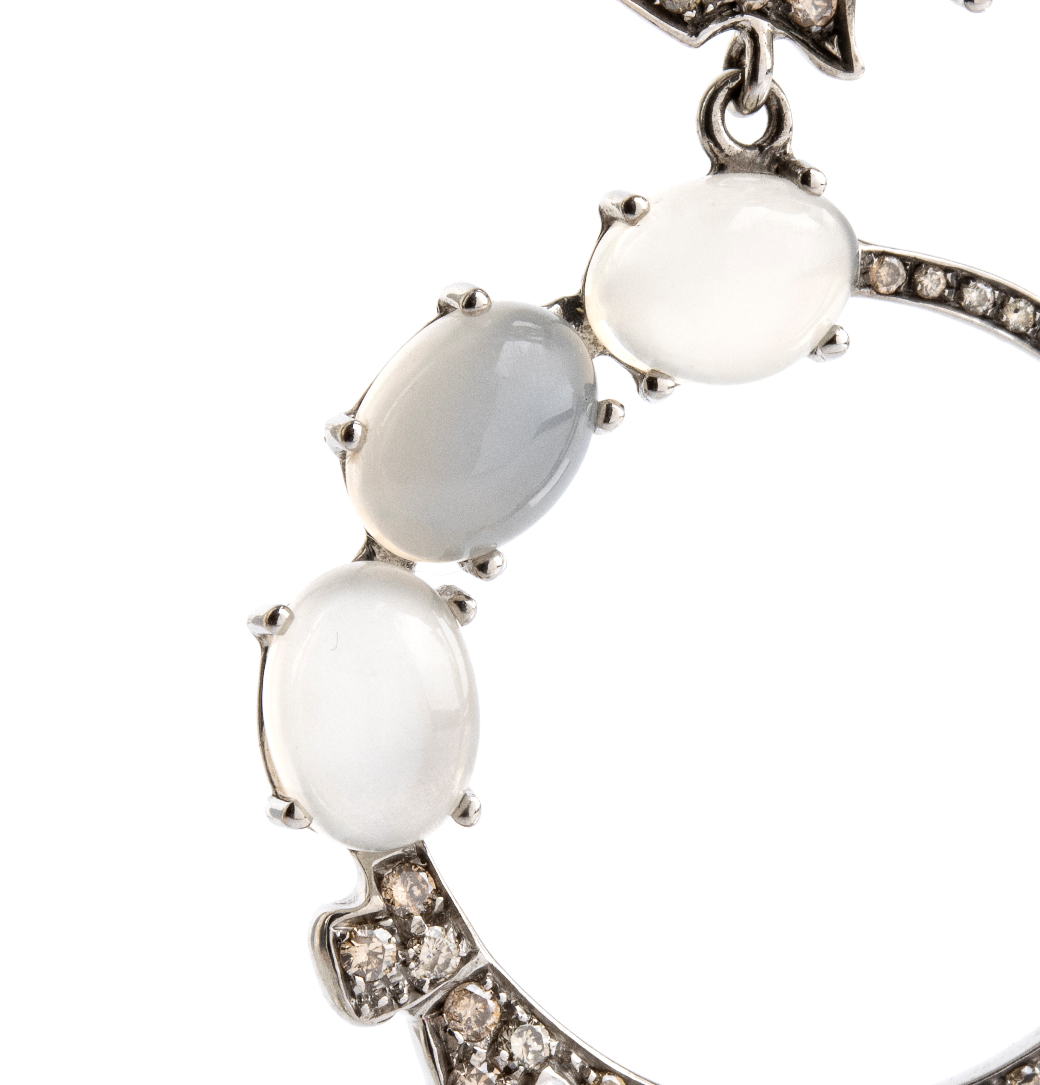 Orecchini pendenti in oro con diamanti e pietra di luna