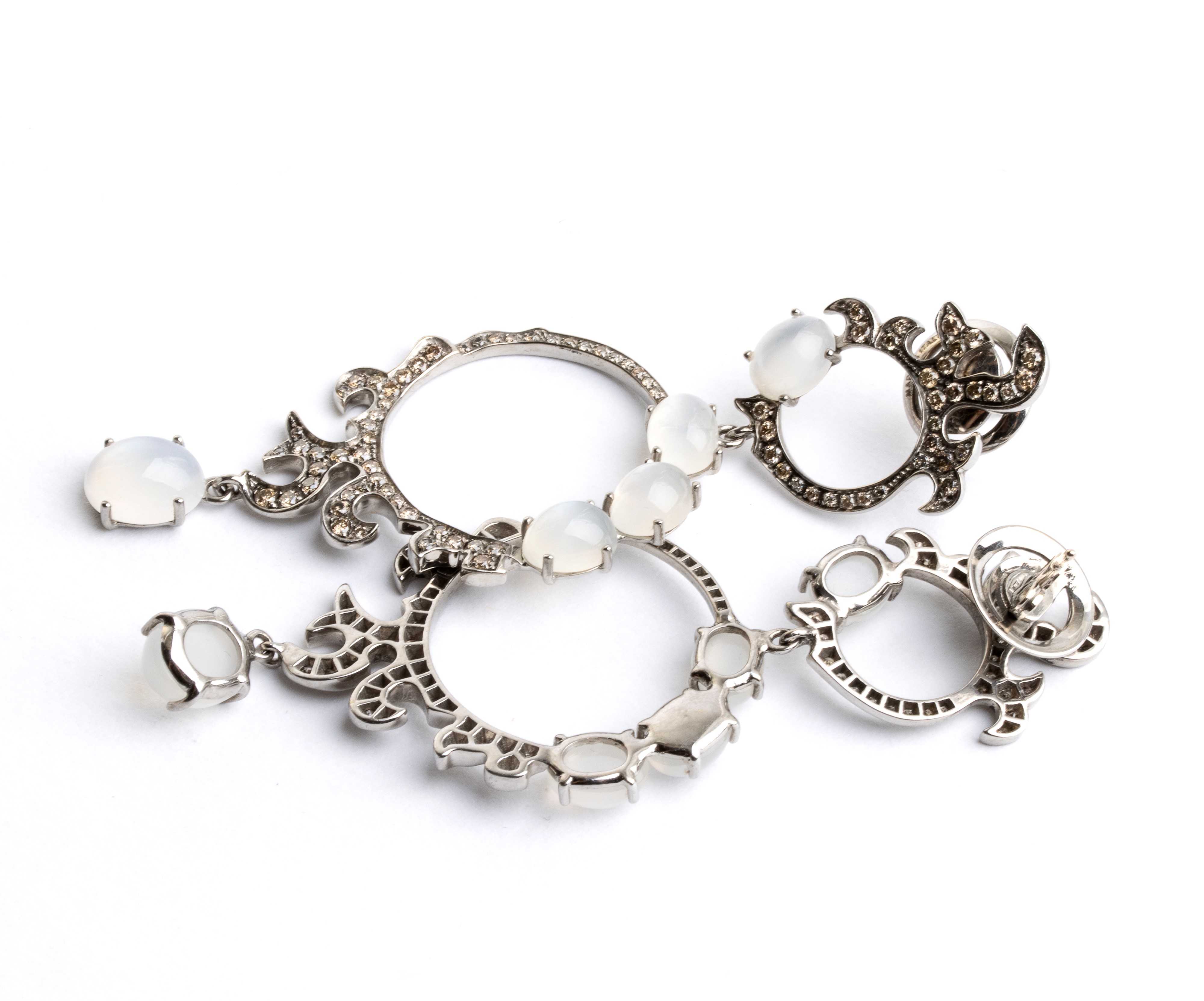 Orecchini pendenti in oro con diamanti e pietra di luna