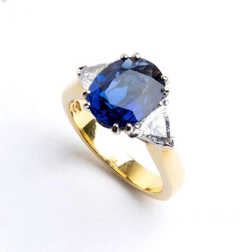 Anello in oro con zaffiro e diamanti