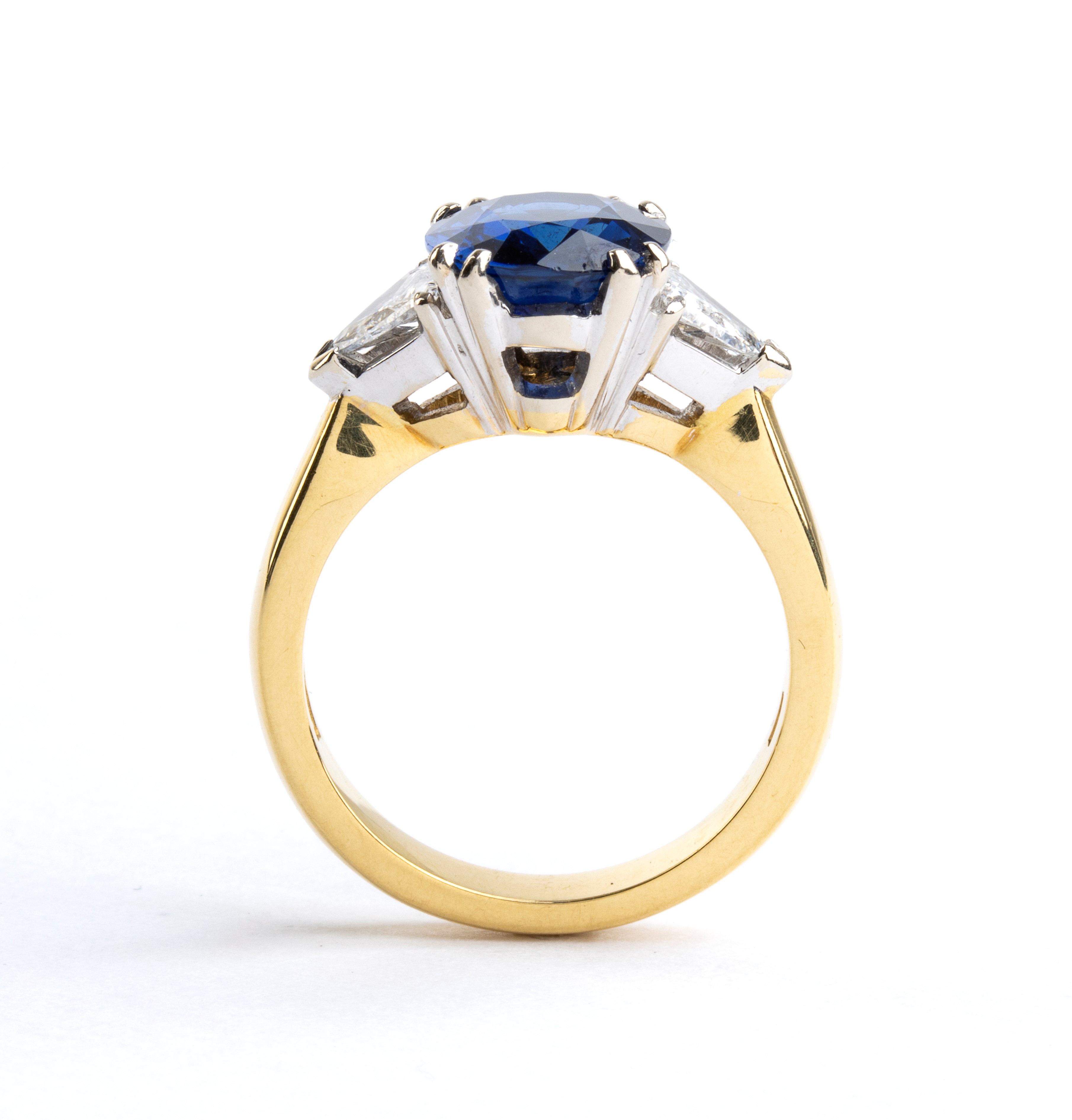 Anello in oro con zaffiro e diamanti