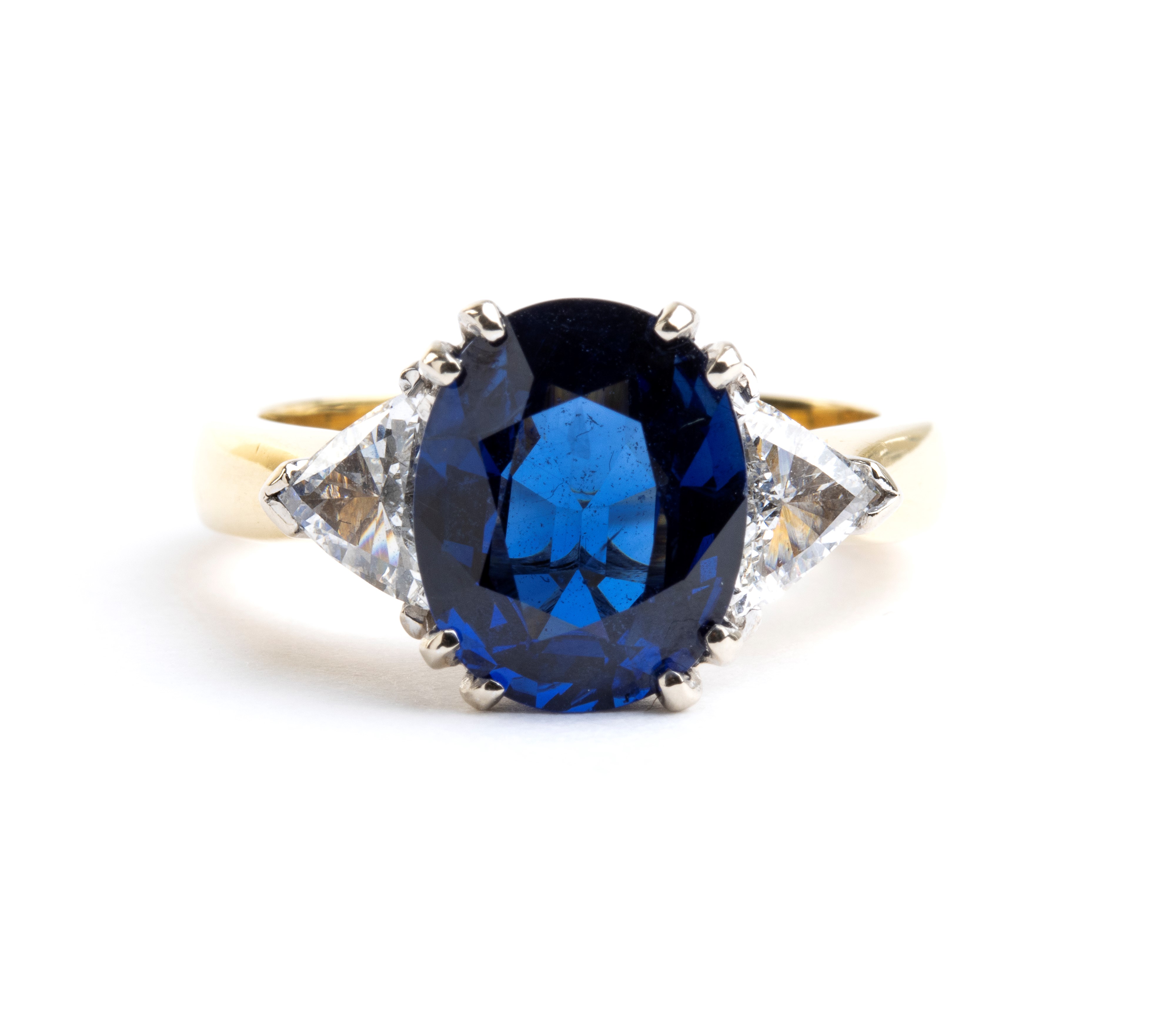 Anello in oro con zaffiro e diamanti